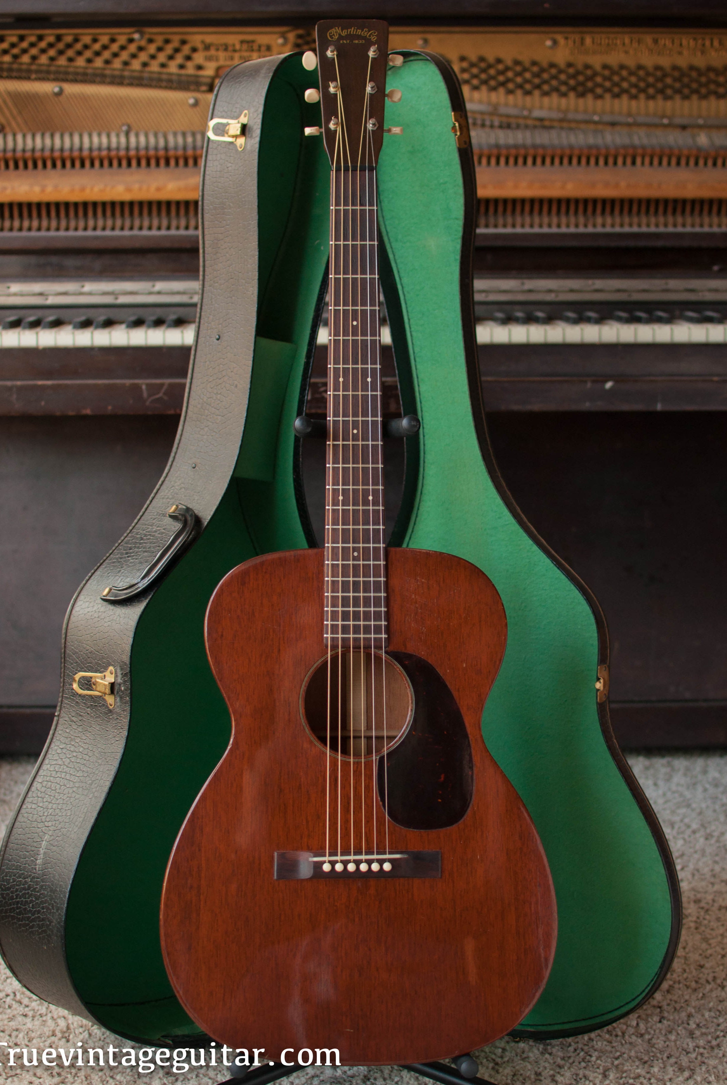 Vintage Martin acoustic guitar 00-17 1954