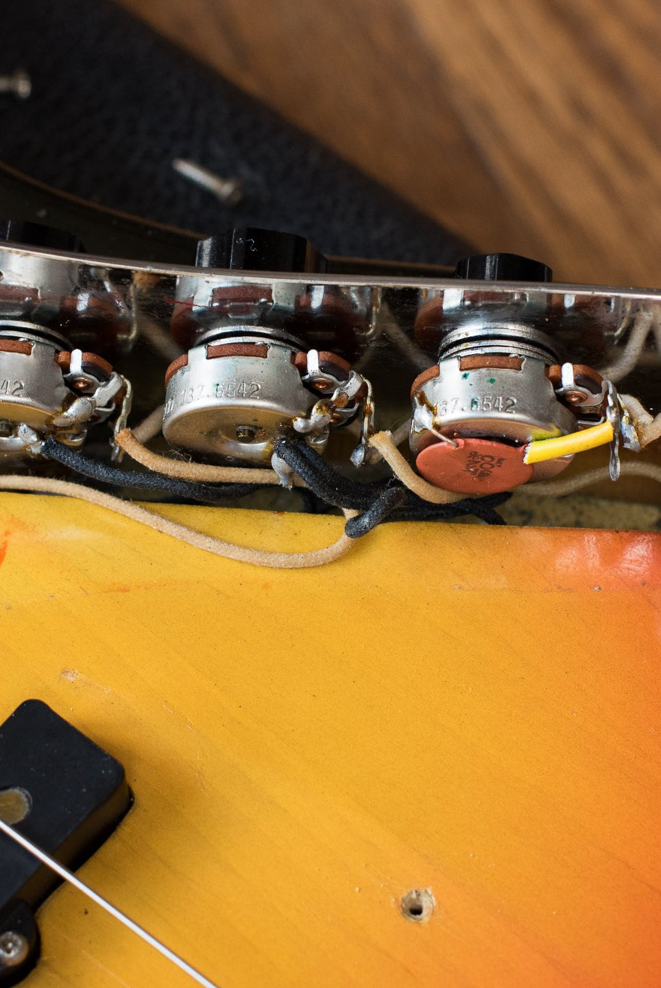 How to date vintage Fender and Gibson guitars
