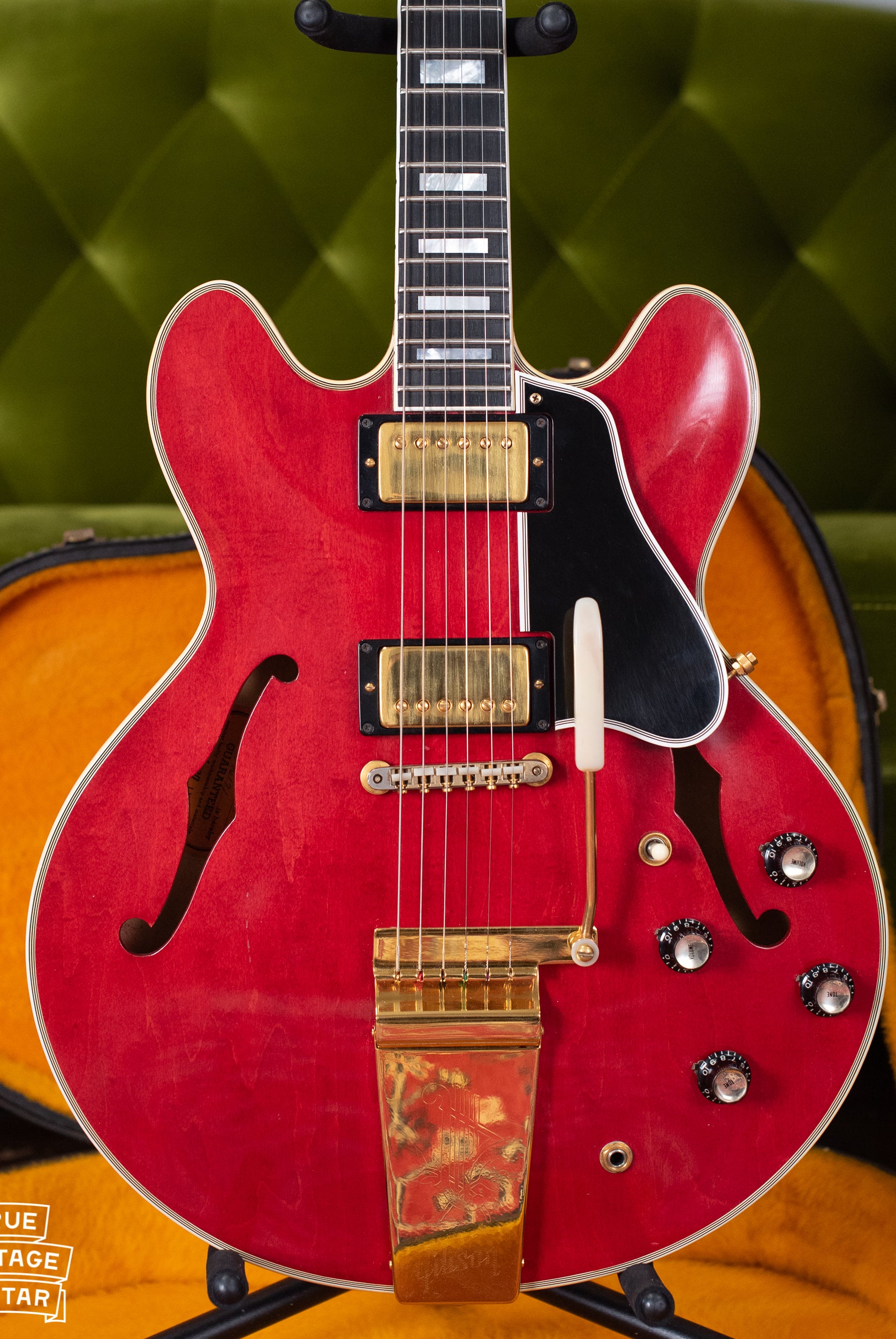 Gibson ES-355 1965, mono, red vintage guitar with gold hardware.