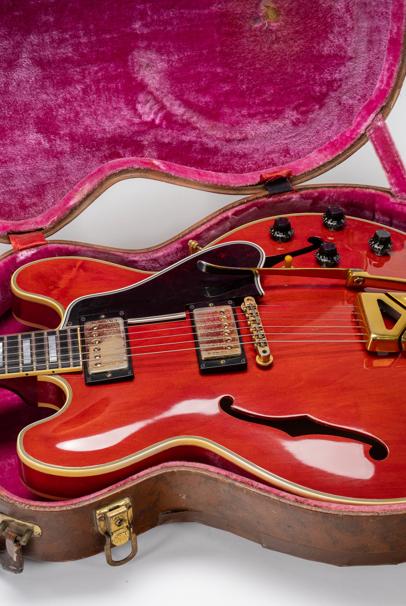 Gibson ES-355 1959 vintage original guitar with Cherry Red finish, mono output, and side pull vibrola in original brown and pink case