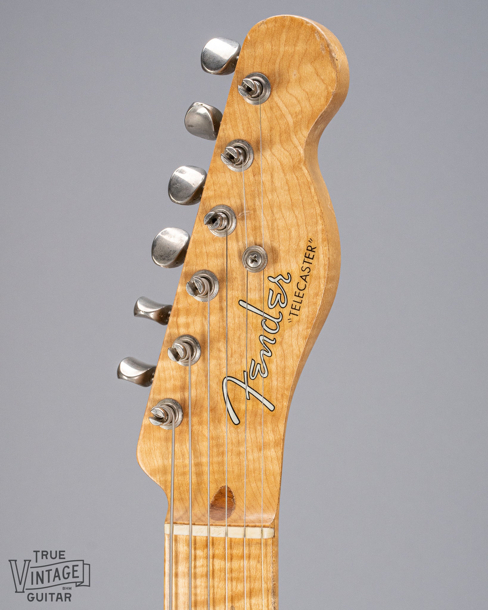 This image shows the headstock of 1950s Fender guitar. The links in this section help people date their vintage guitar by serial number.
