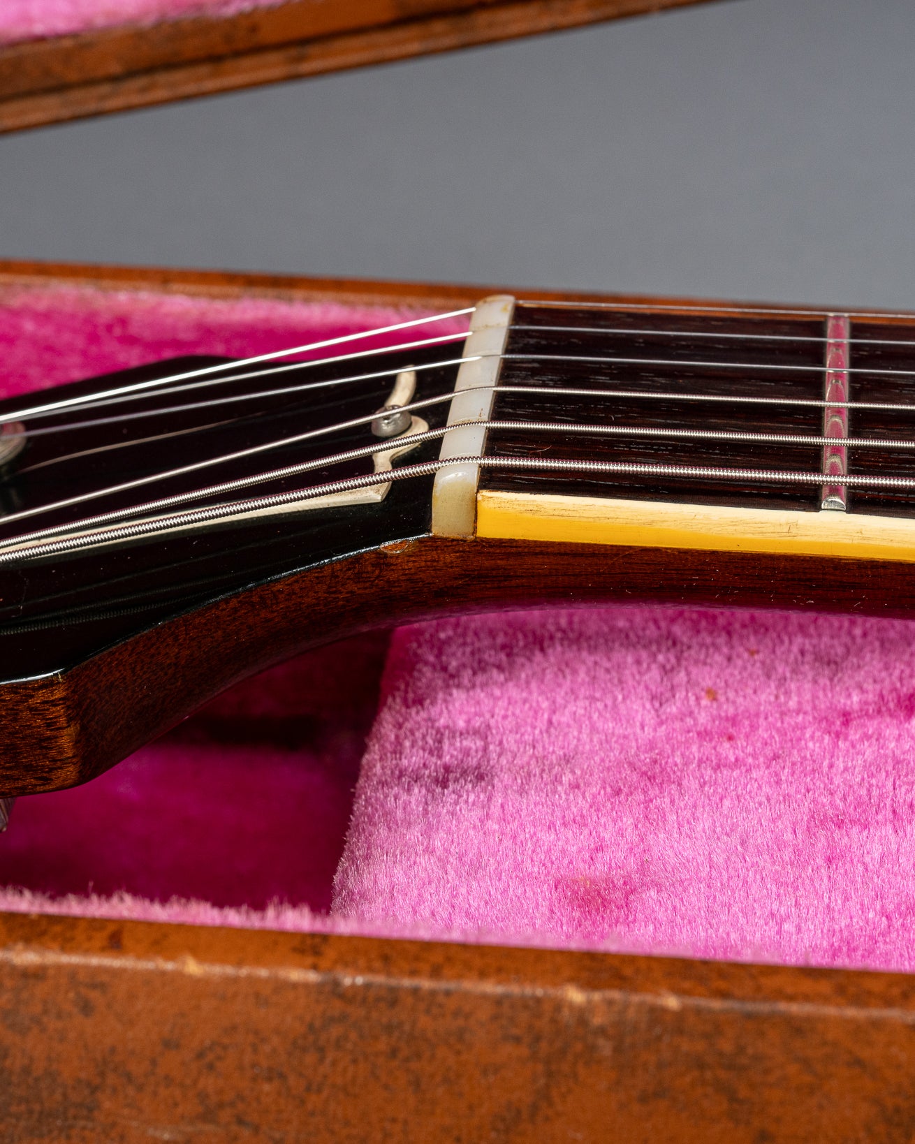 Side of the nut with unbroken lacquer of 1959 Gibson ES-335