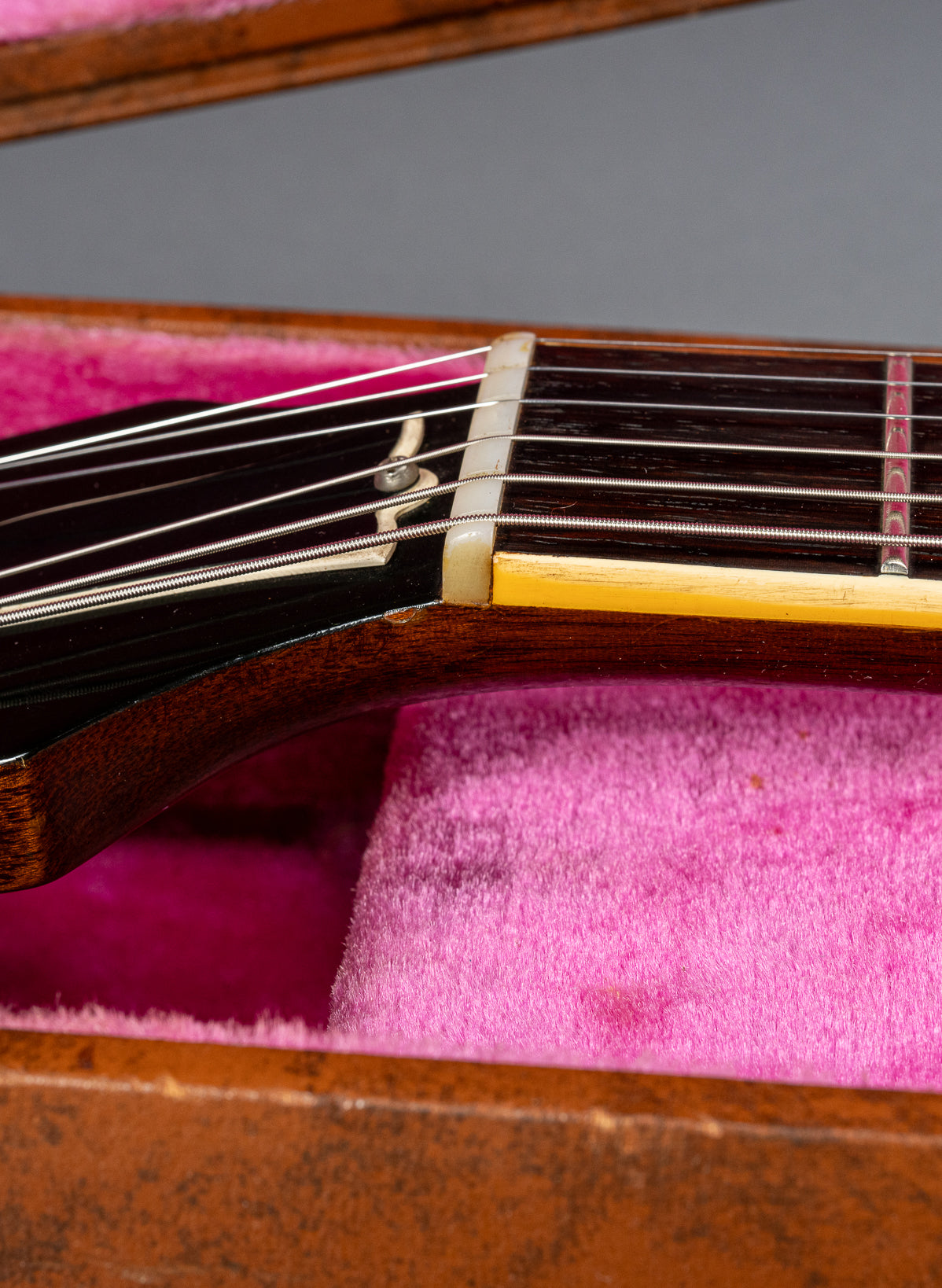Side of the nut with unbroken lacquer of 1959 Gibson ES-335