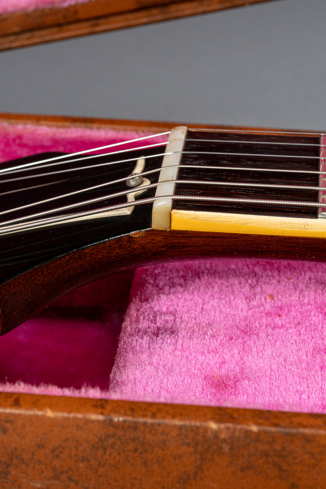 Side of the nut with unbroken lacquer of 1959 Gibson ES-335