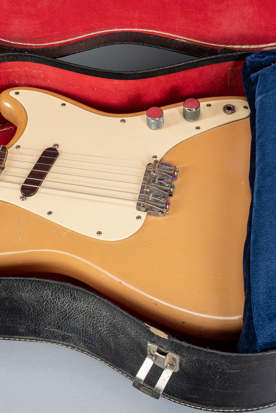 Front of 1960 Fender Musicmaster desert sand guitar body hardshell case