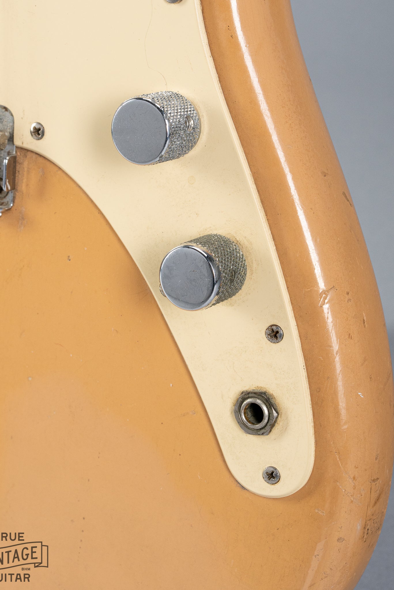 Front of 1960 Fender Musicmaster desert sand guitar body volume tone controls single coil pickup