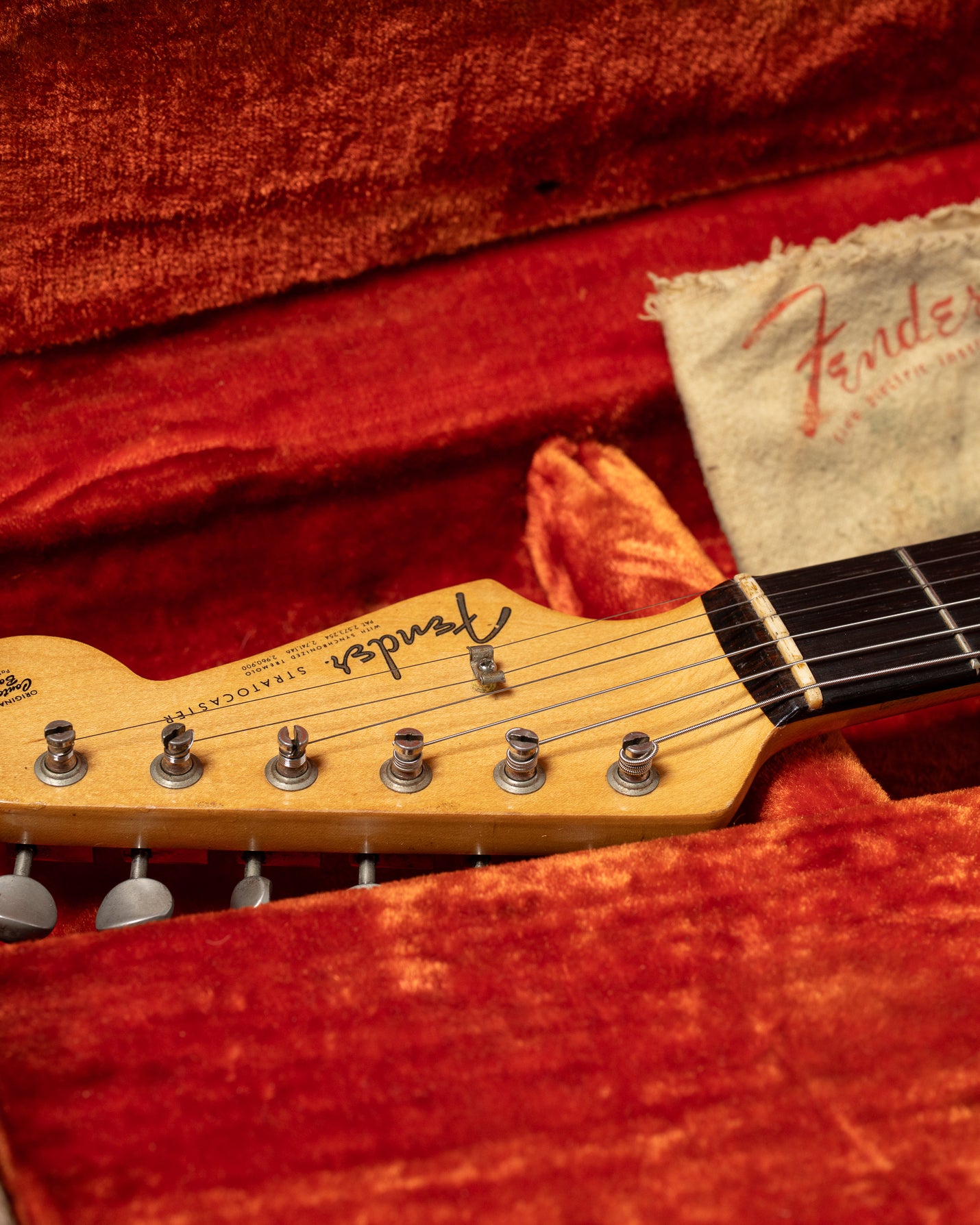 Slab Rosewood fretaboard with Spaghetti fender logo