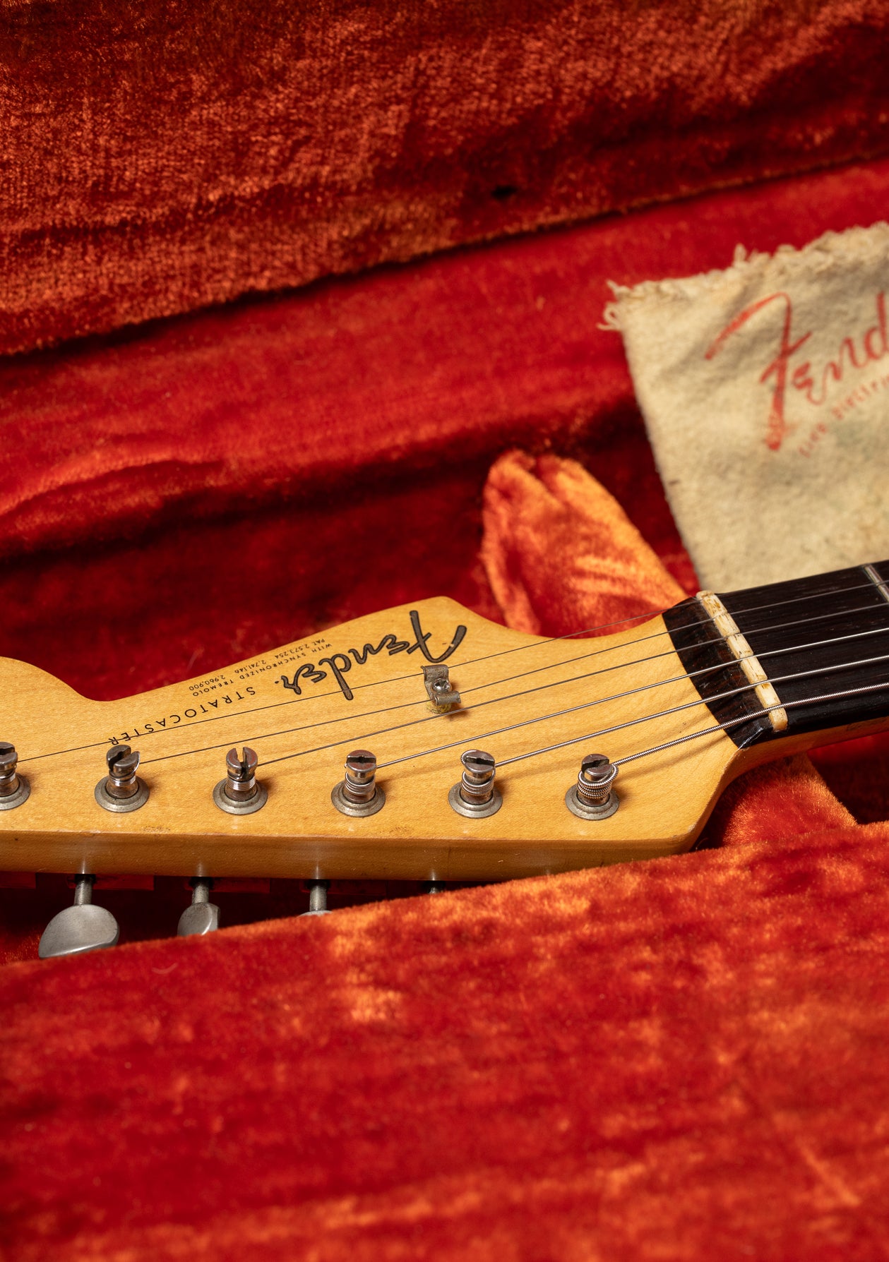 Slab Rosewood fretaboard with Spaghetti fender logo