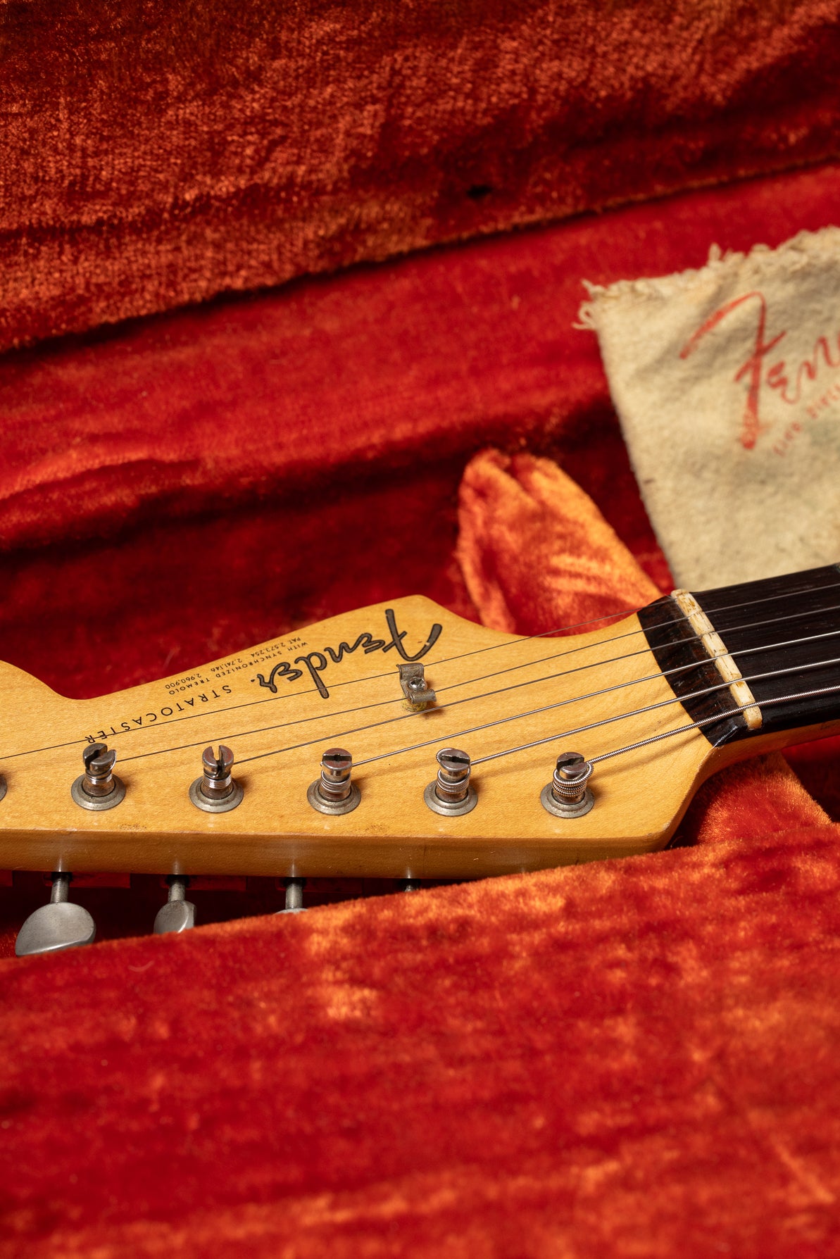 Slab Rosewood fretaboard with Spaghetti fender logo