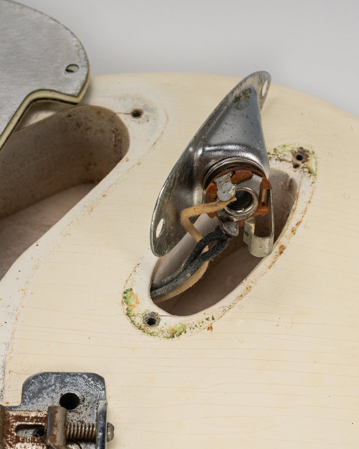 Original untouched solder on the output jack