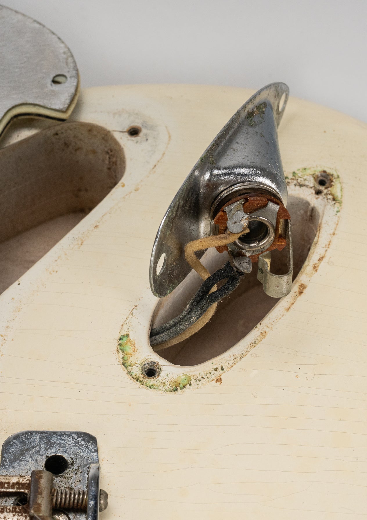 Original untouched solder on the output jack