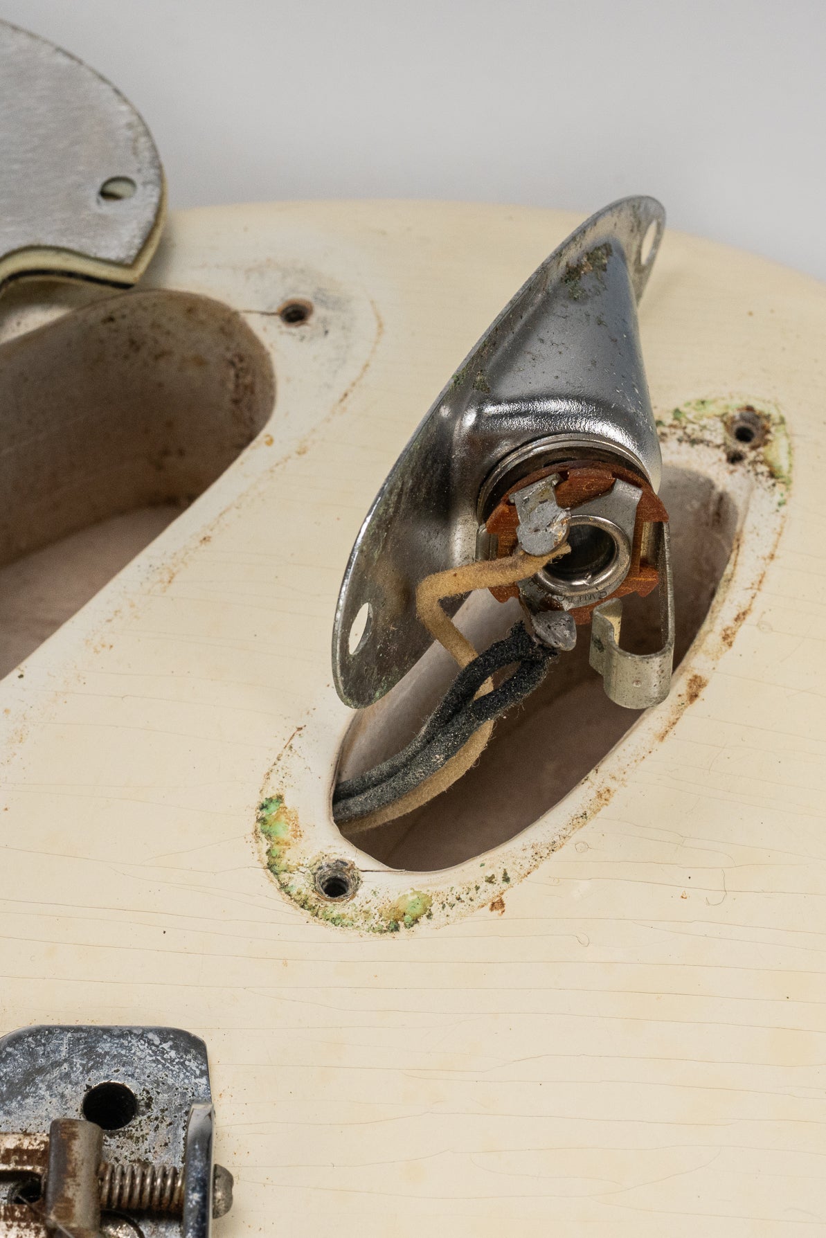 Original untouched solder on the output jack