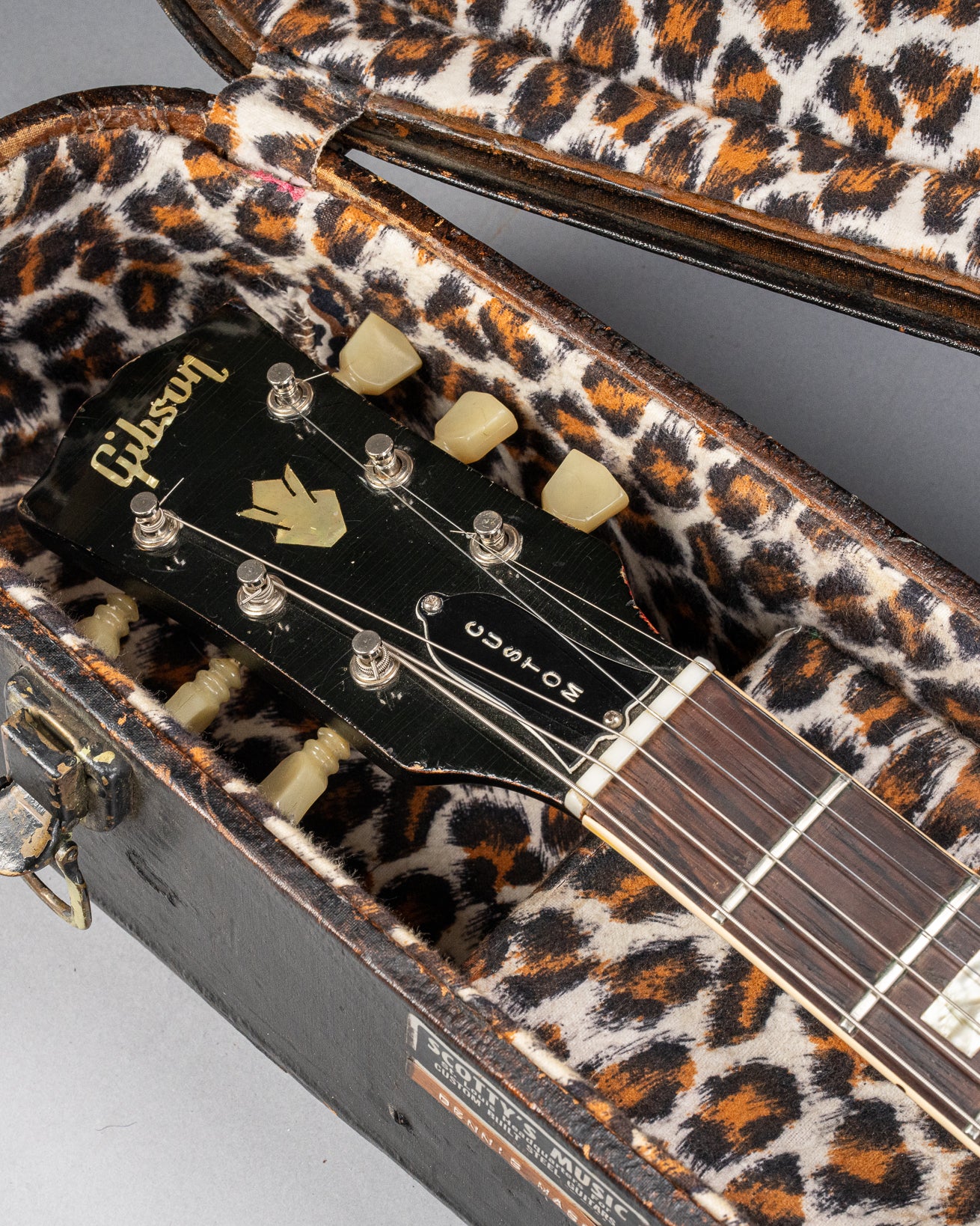 Gibson 1963 ES-335 Cherry red guitar headstock in hardshell case