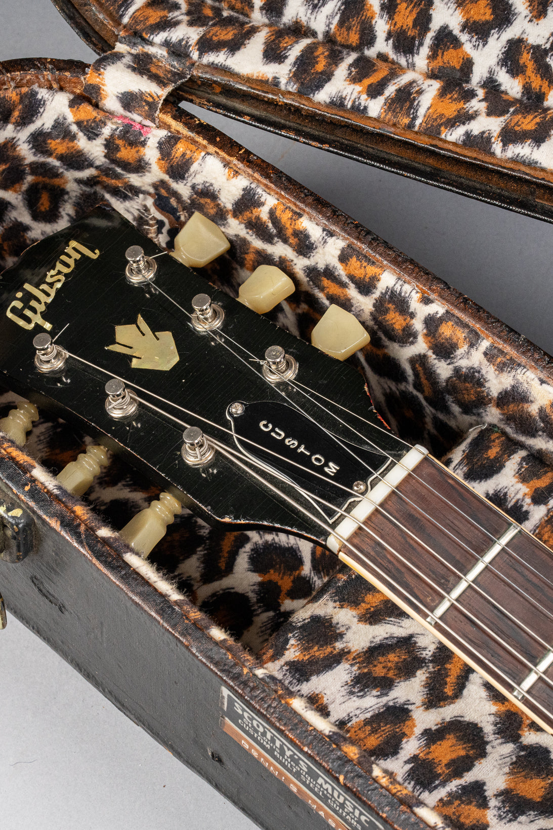 Gibson 1963 ES-335 Cherry red guitar headstock in hardshell case