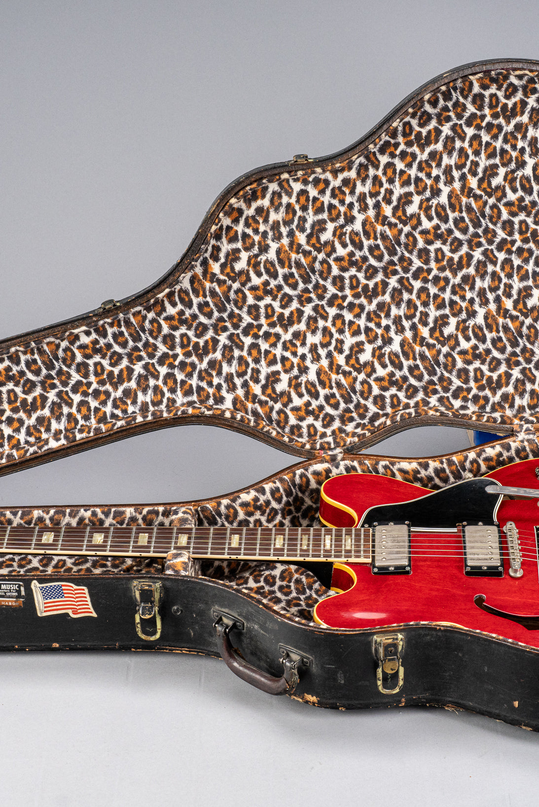 Gibson 1963 ES-335 Cherry red guitar Bigsby in cheetah print case