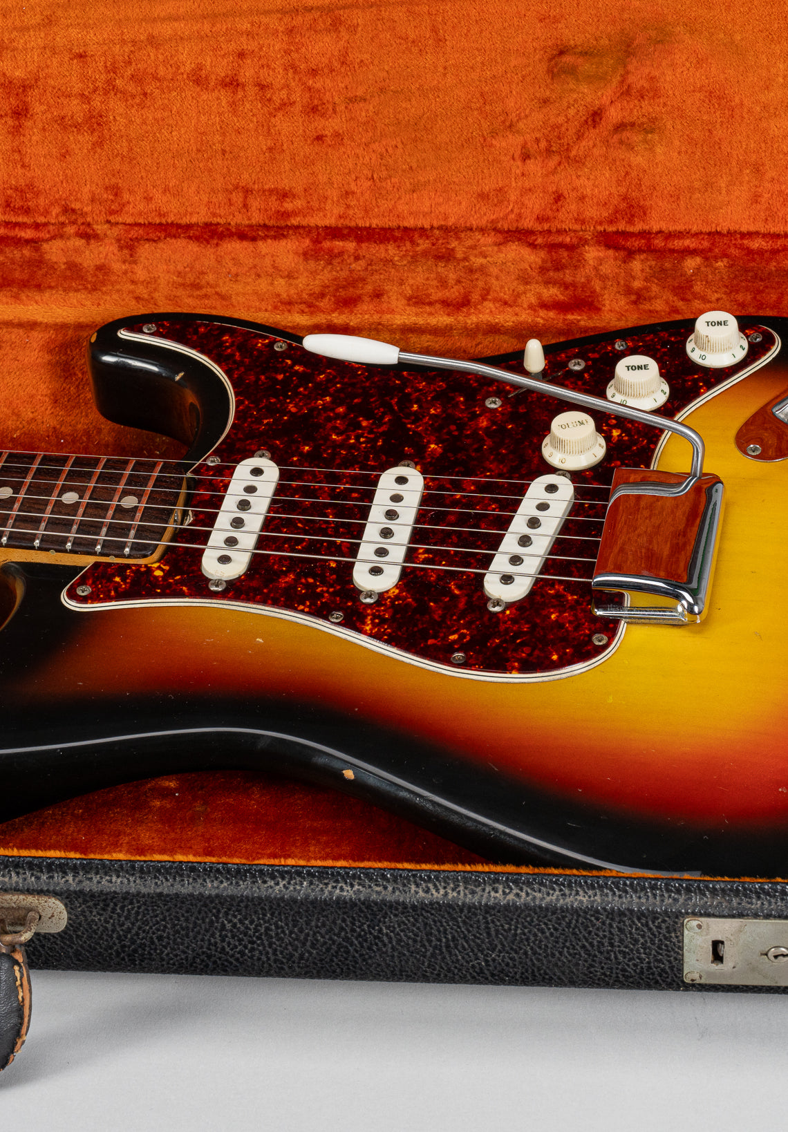1967 fender Stratocaster Sunburst guitar body tortoise shell in original case