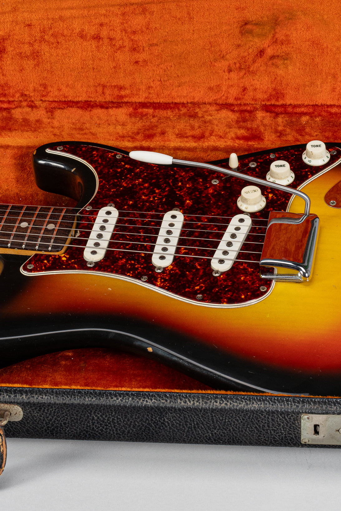 1967 fender Stratocaster Sunburst guitar body tortoise shell in original case