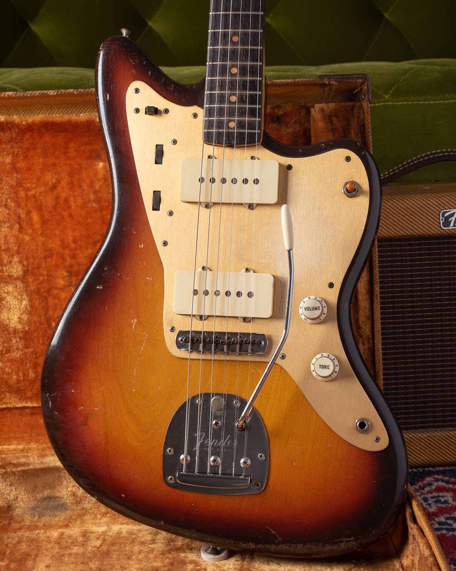 This link takes the user to a guide to help them find the year of their Fender Jazzmaster