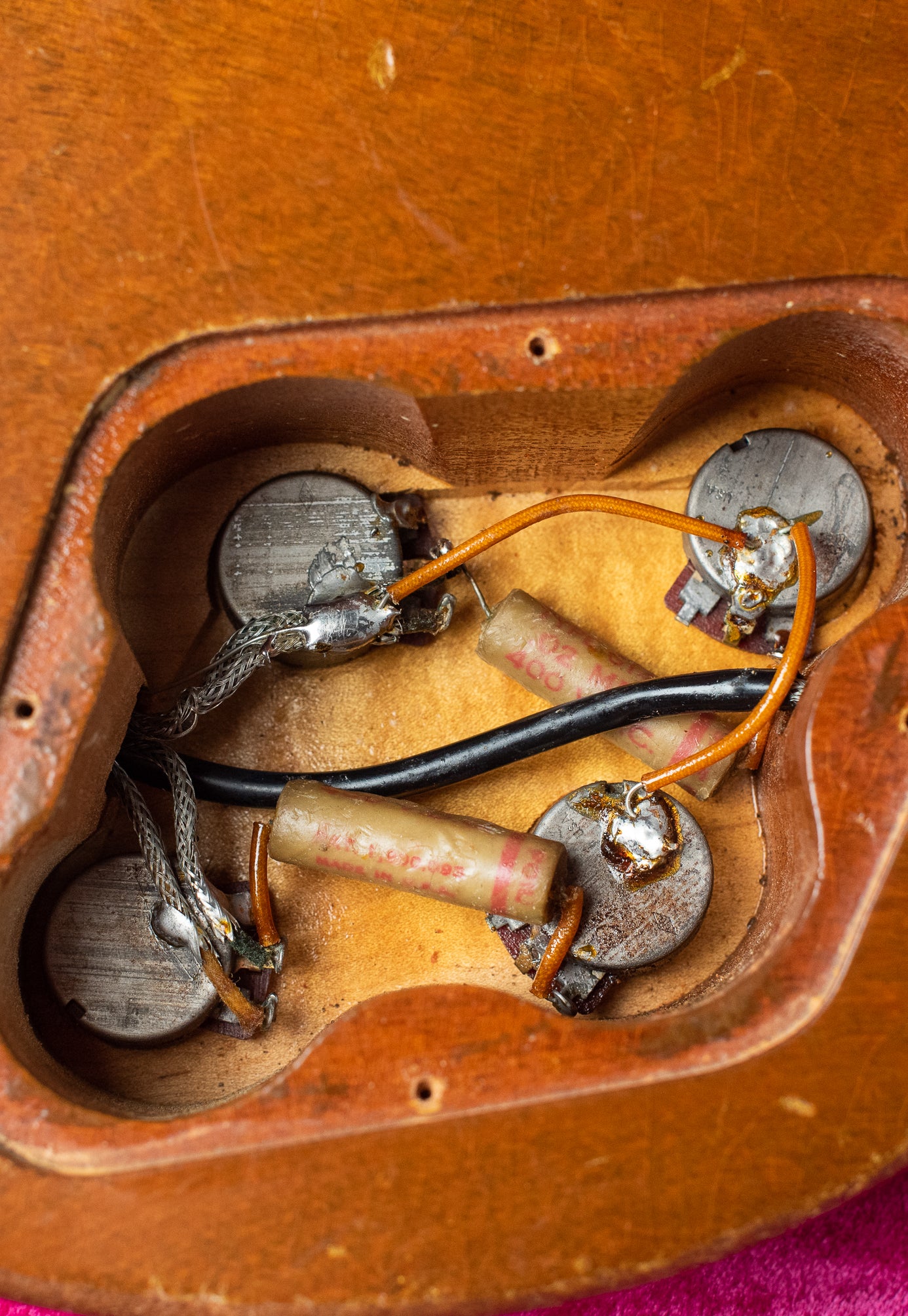 Control cavity, potentiometers, Grey Tiger capacitors, three strand shielding, Vintage 1954 Gibson Les Paul goldtop