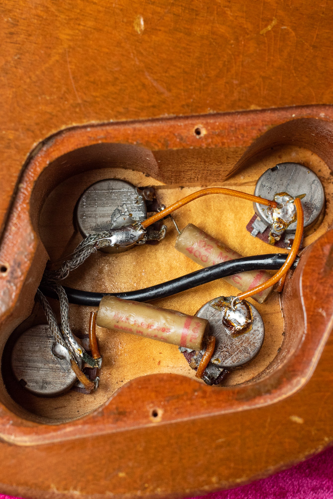 Control cavity, potentiometers, Grey Tiger capacitors, three strand shielding, Vintage 1954 Gibson Les Paul goldtop
