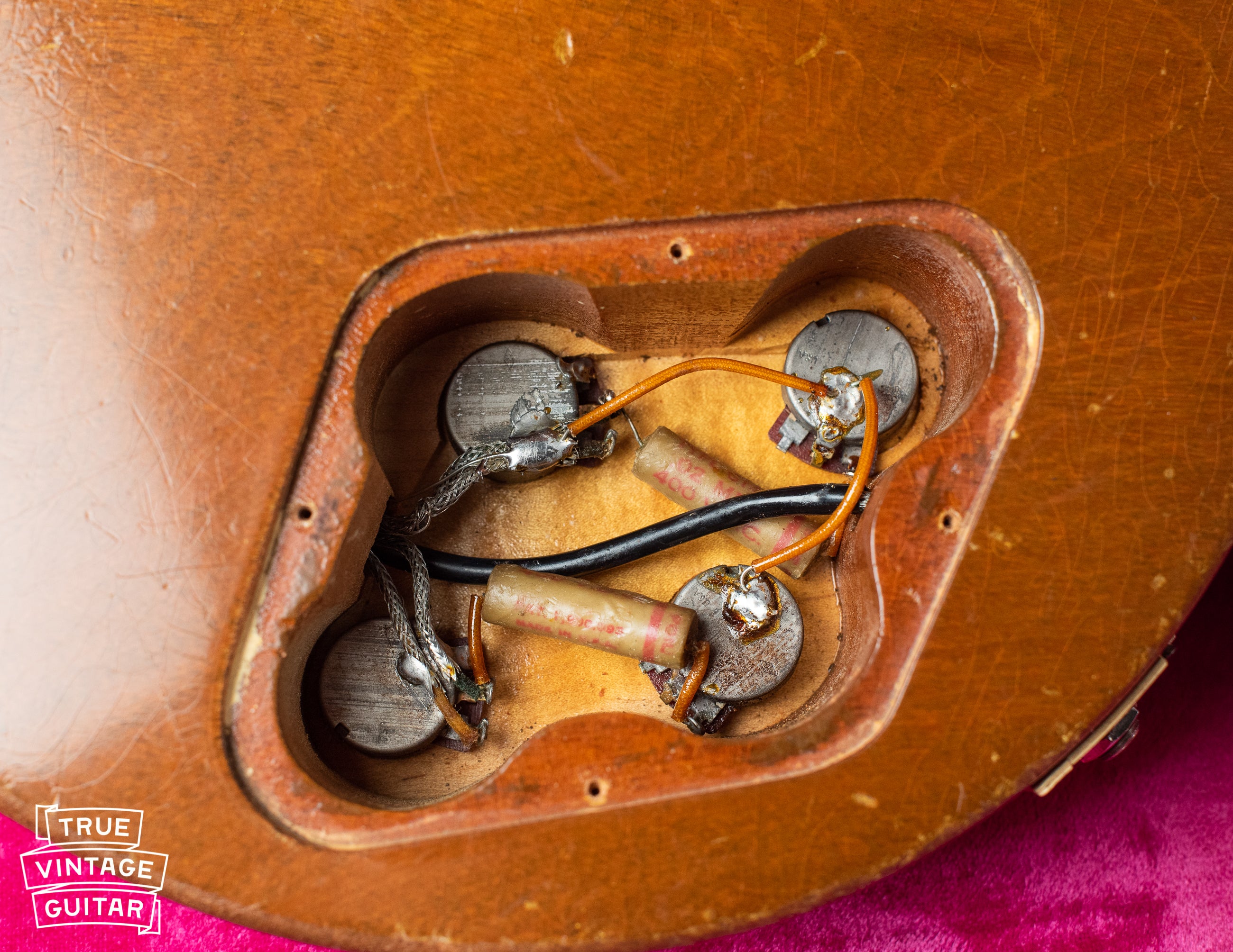 Control cavity, potentiometers, Grey Tiger capacitors, three strand shielding, Vintage 1954 Gibson Les Paul goldtop