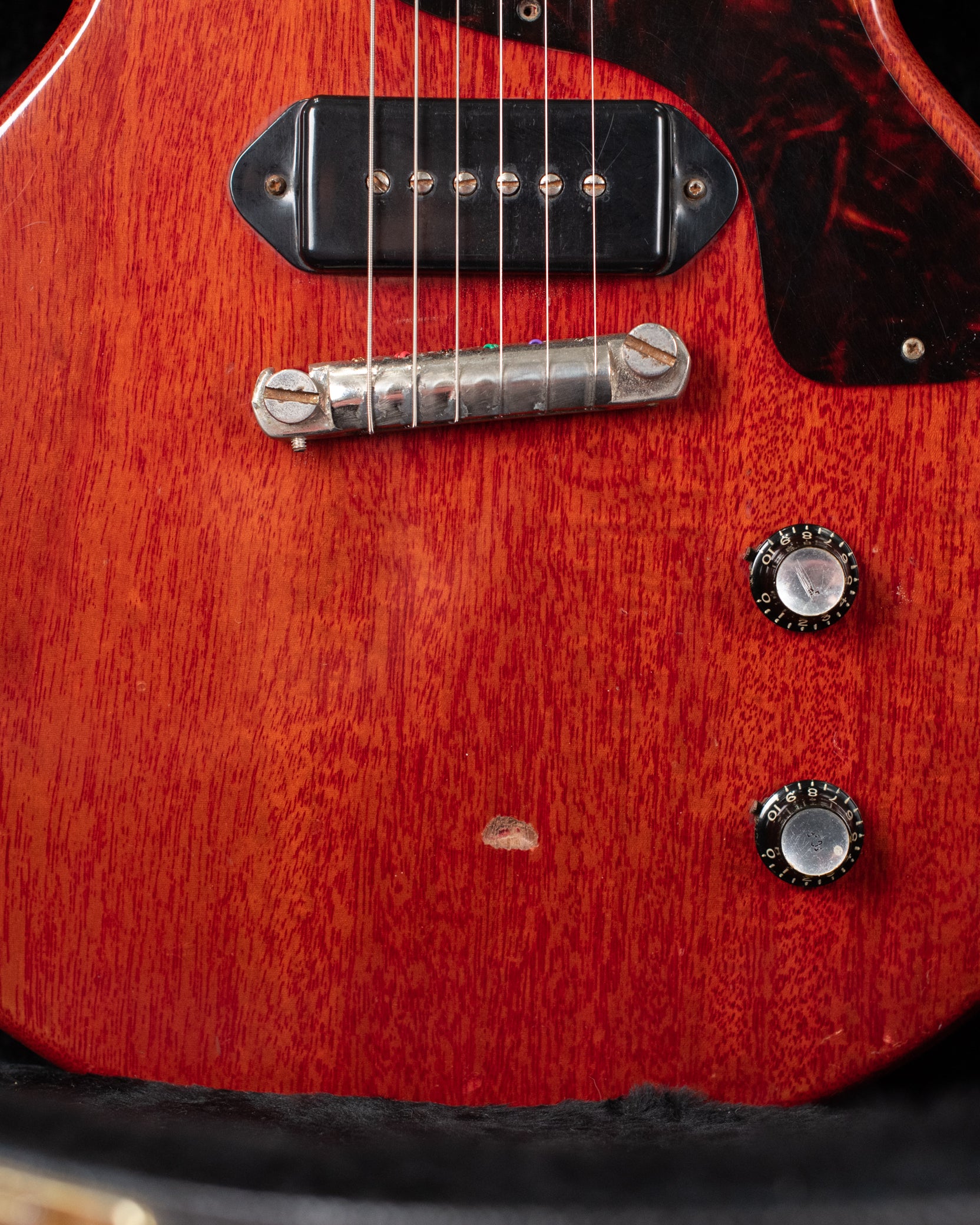 wrap tail bridge, P-90 pickup, reflector knobs