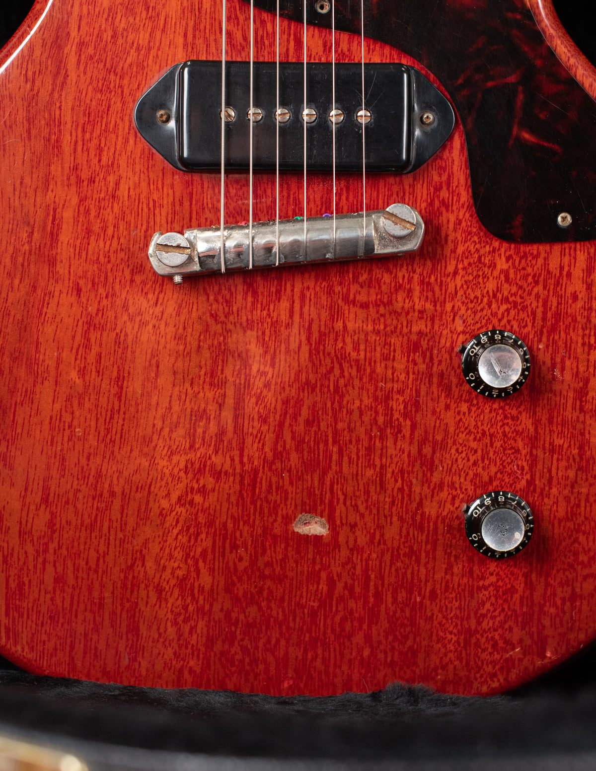 wrap tail bridge, P-90 pickup, reflector knobs