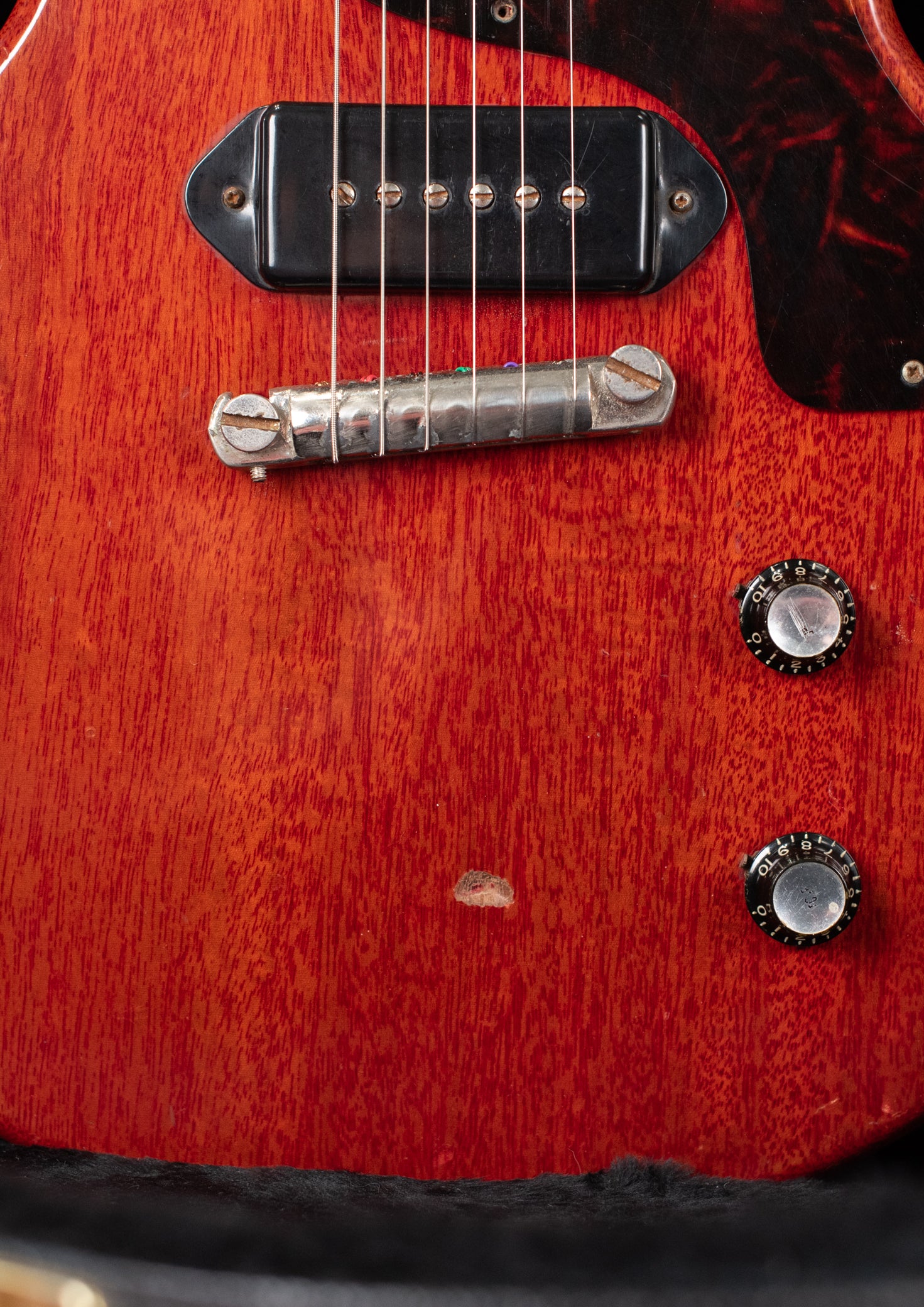 wrap tail bridge, P-90 pickup, reflector knobs