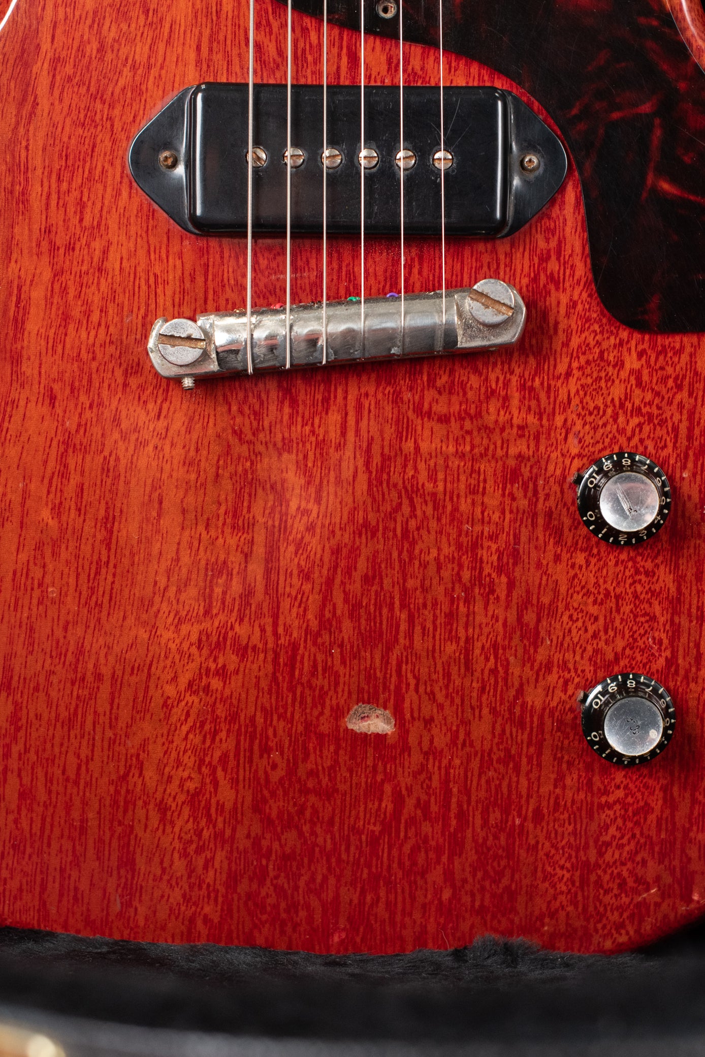 wrap tail bridge, P-90 pickup, reflector knobs