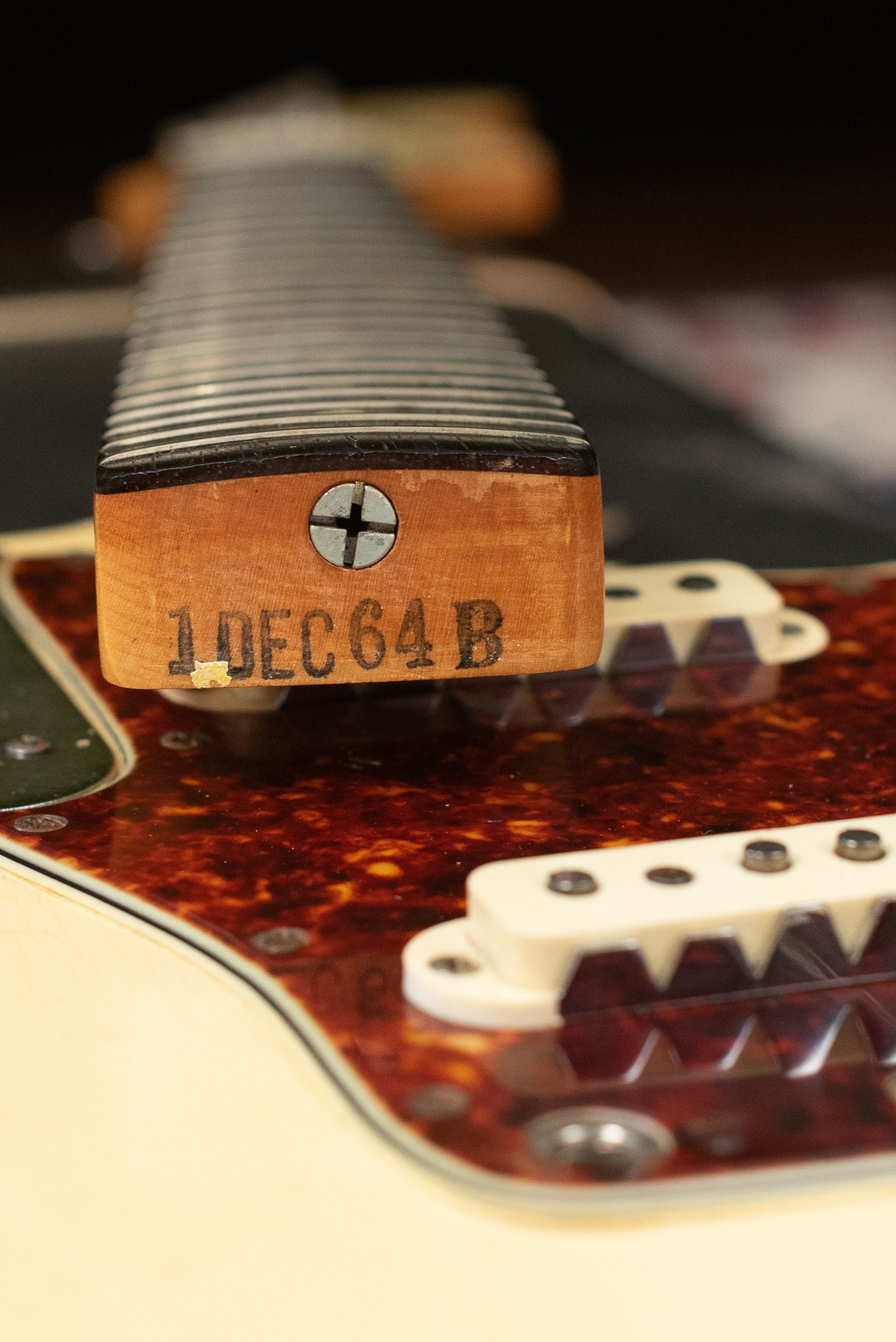 "1DEC64B" neck heel date stamp