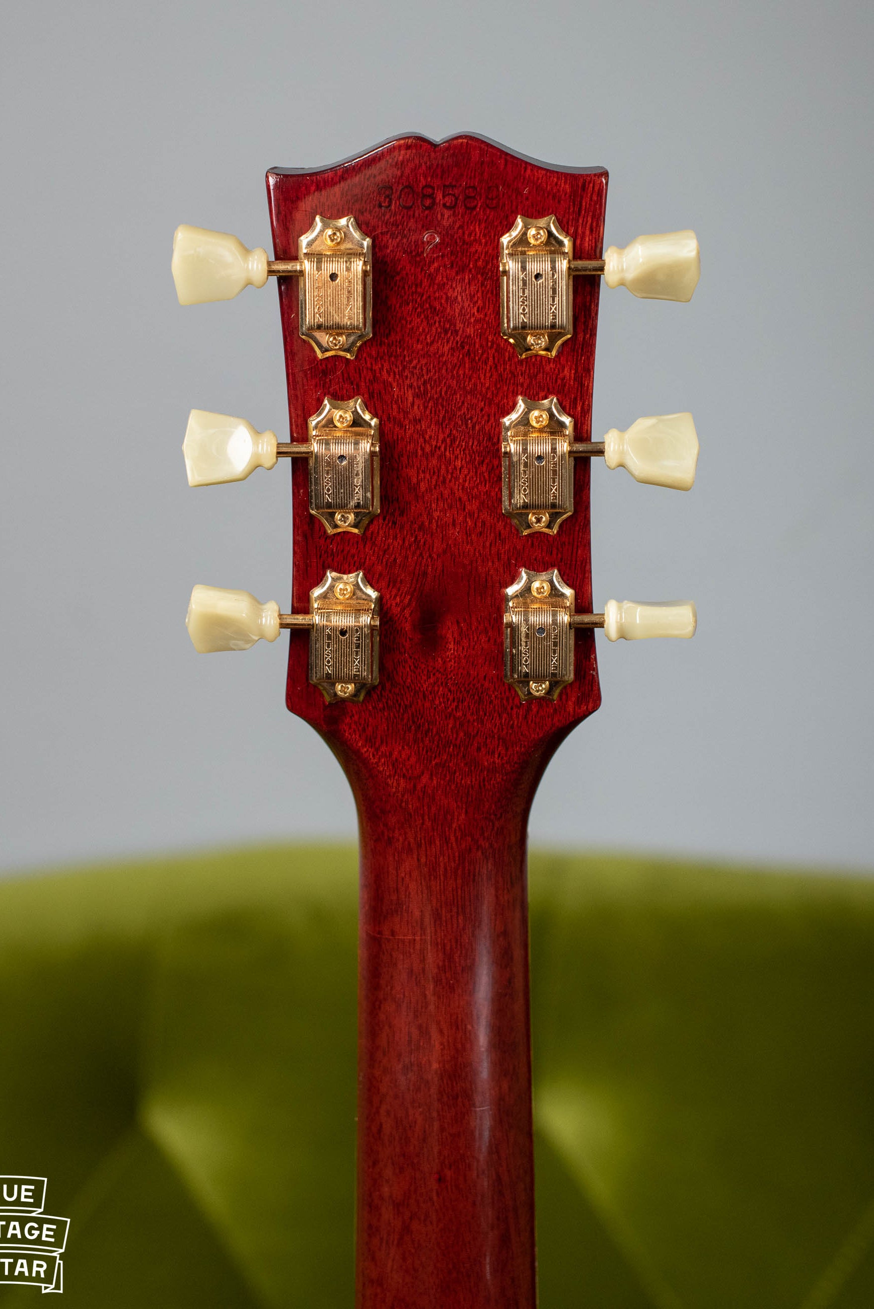 Gibson headstock, gold Kluson tuners, 1965
