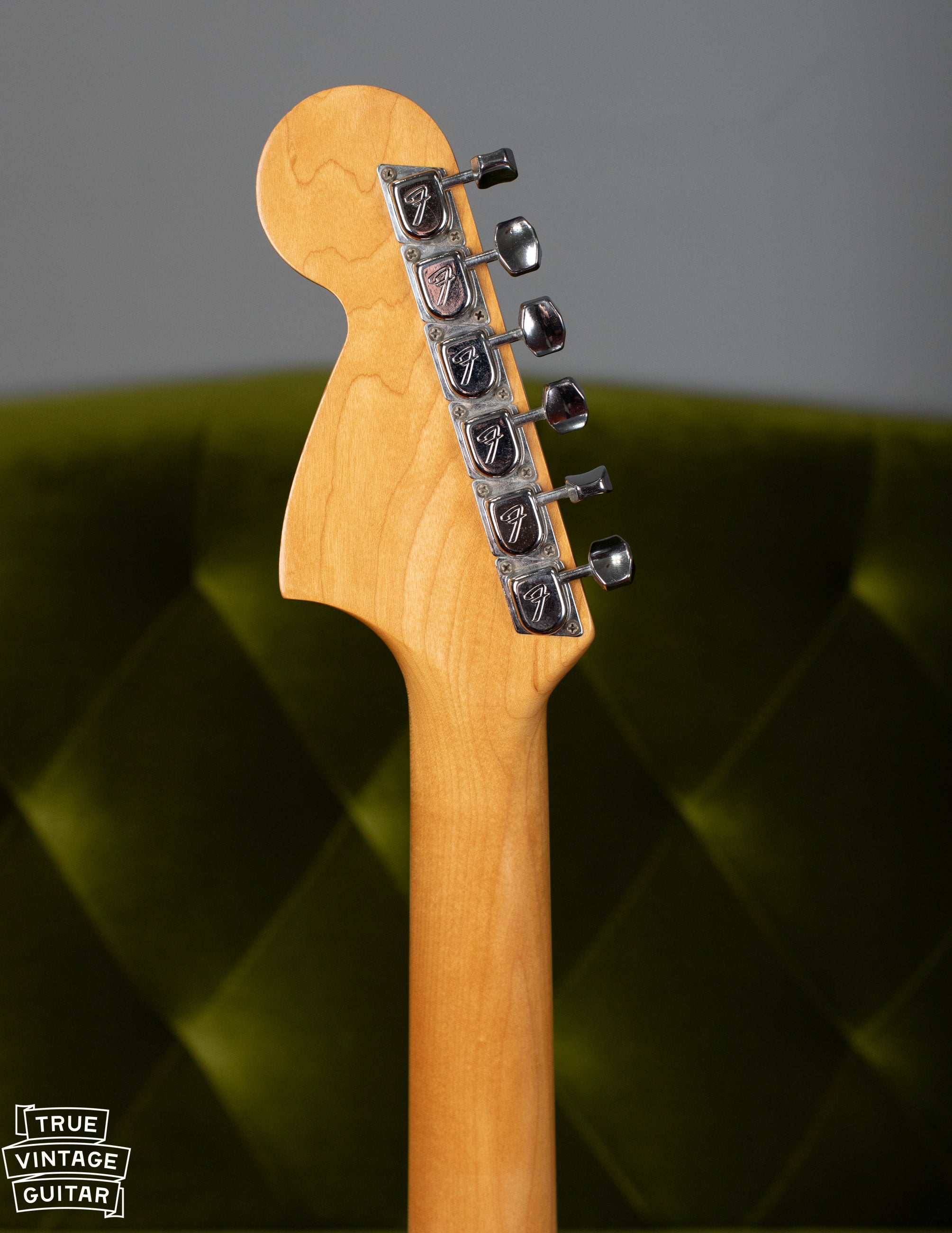 F logo tuners vintage Fender guitar