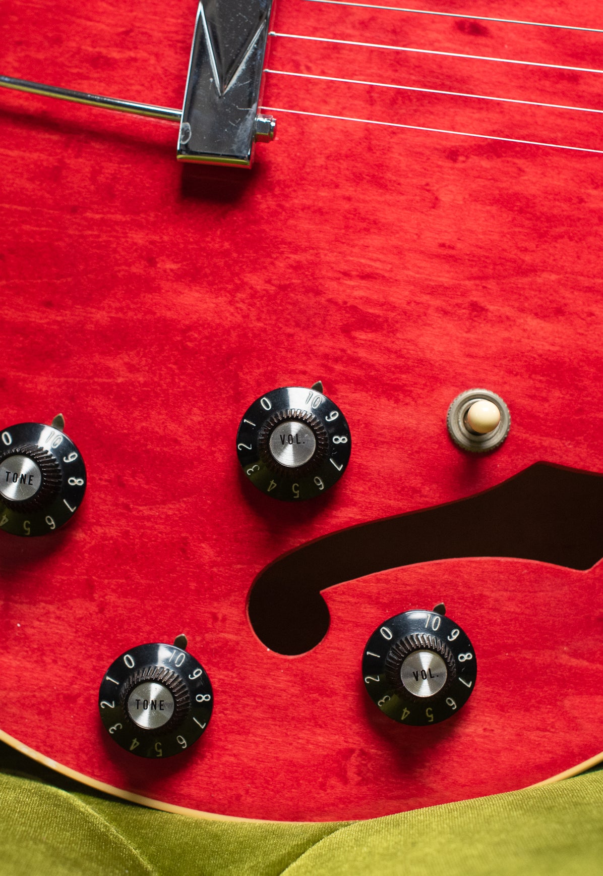 Volume and tone knobs, 1973 Gibson ES-335 TD Cherry