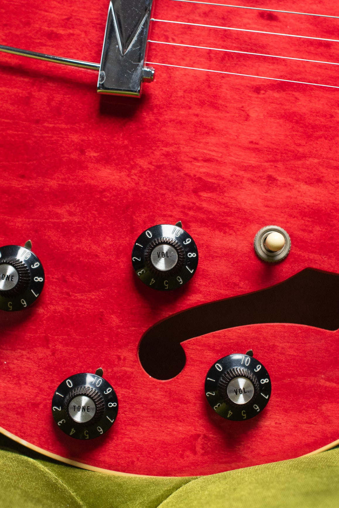 Volume and tone knobs, 1973 Gibson ES-335 TD Cherry