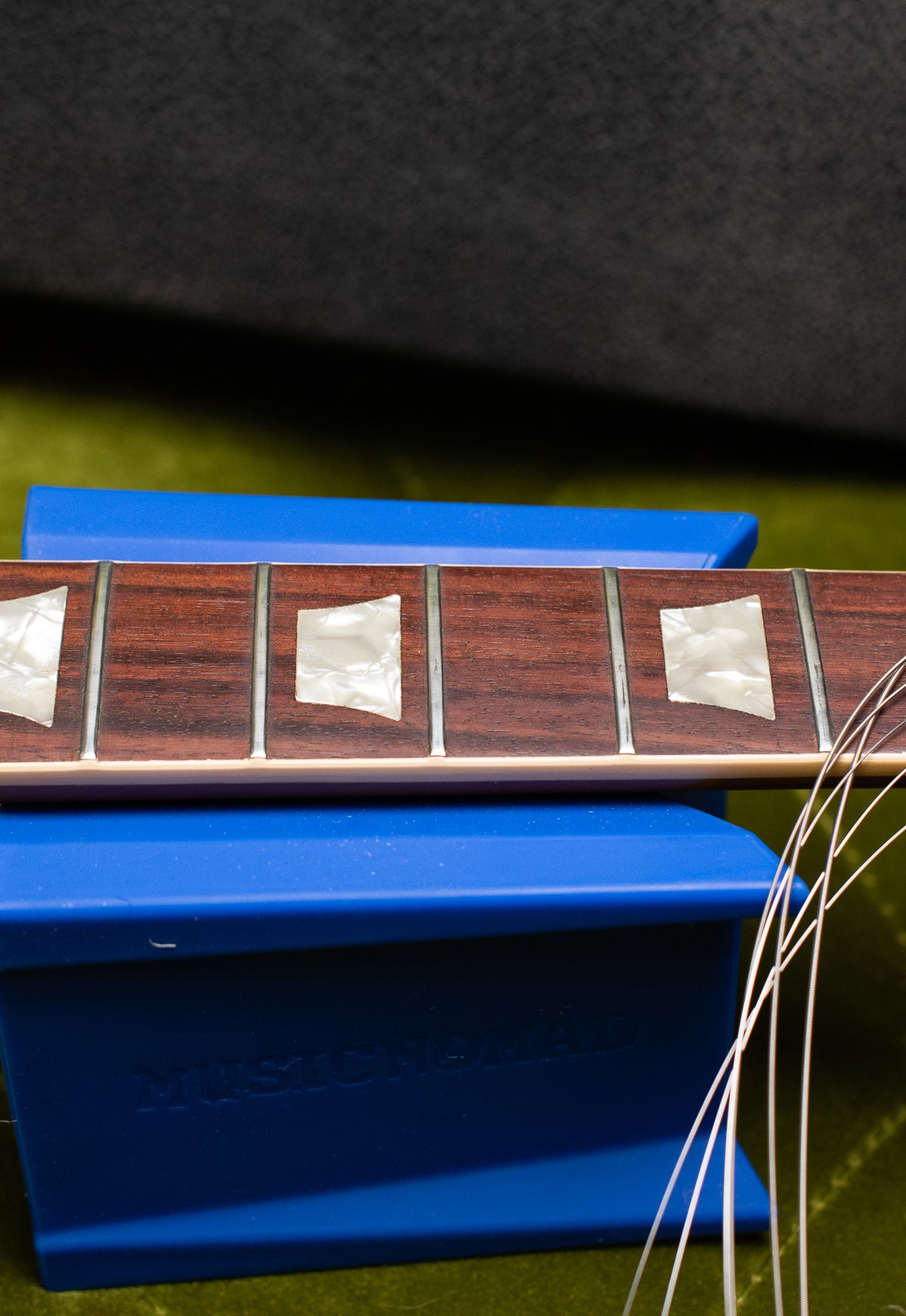 Trapezoid fretboard inlays, Vintage 1972 Gibson Les Paul Deluxe electric guitar