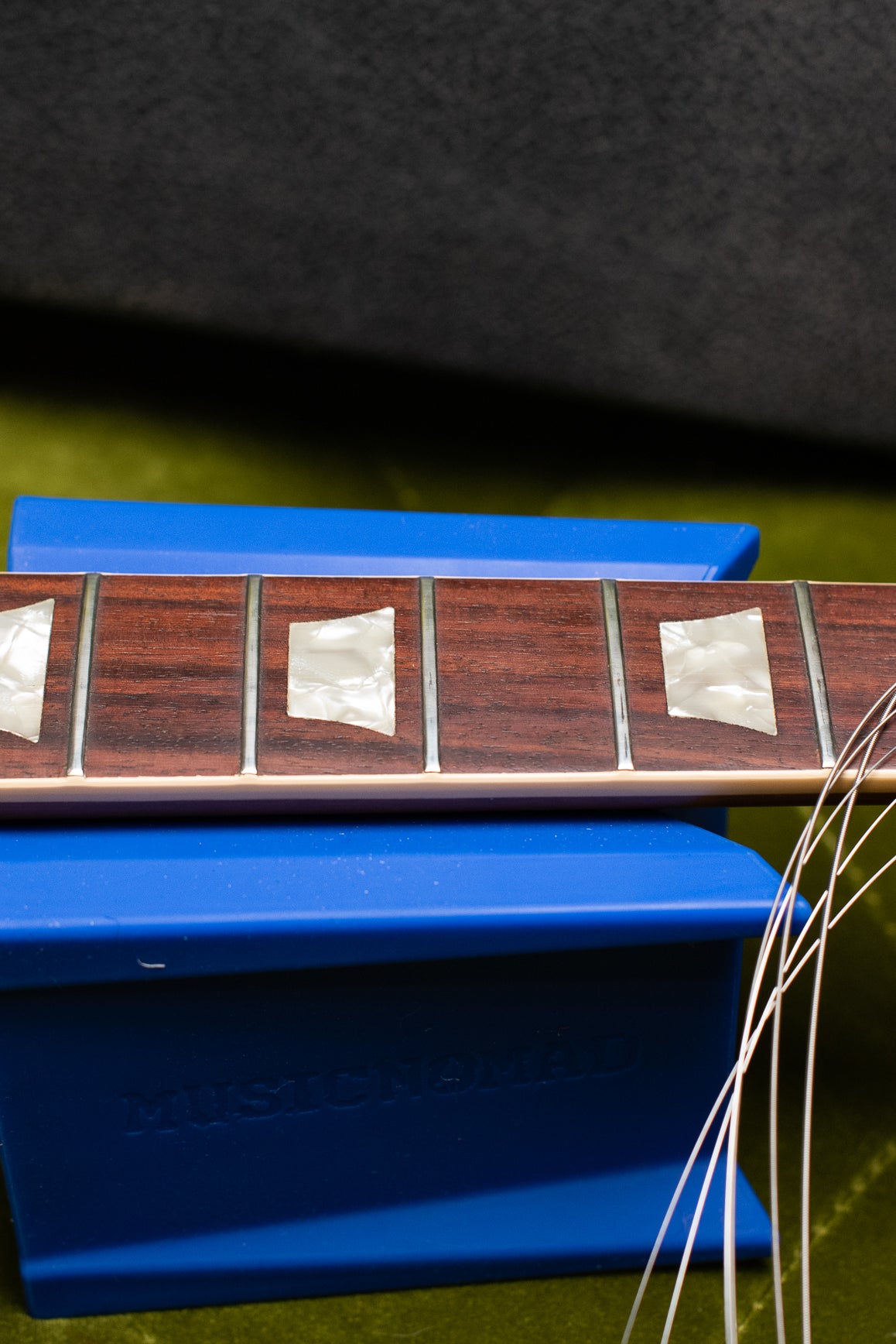 Trapezoid fretboard inlays, Vintage 1972 Gibson Les Paul Deluxe electric guitar
