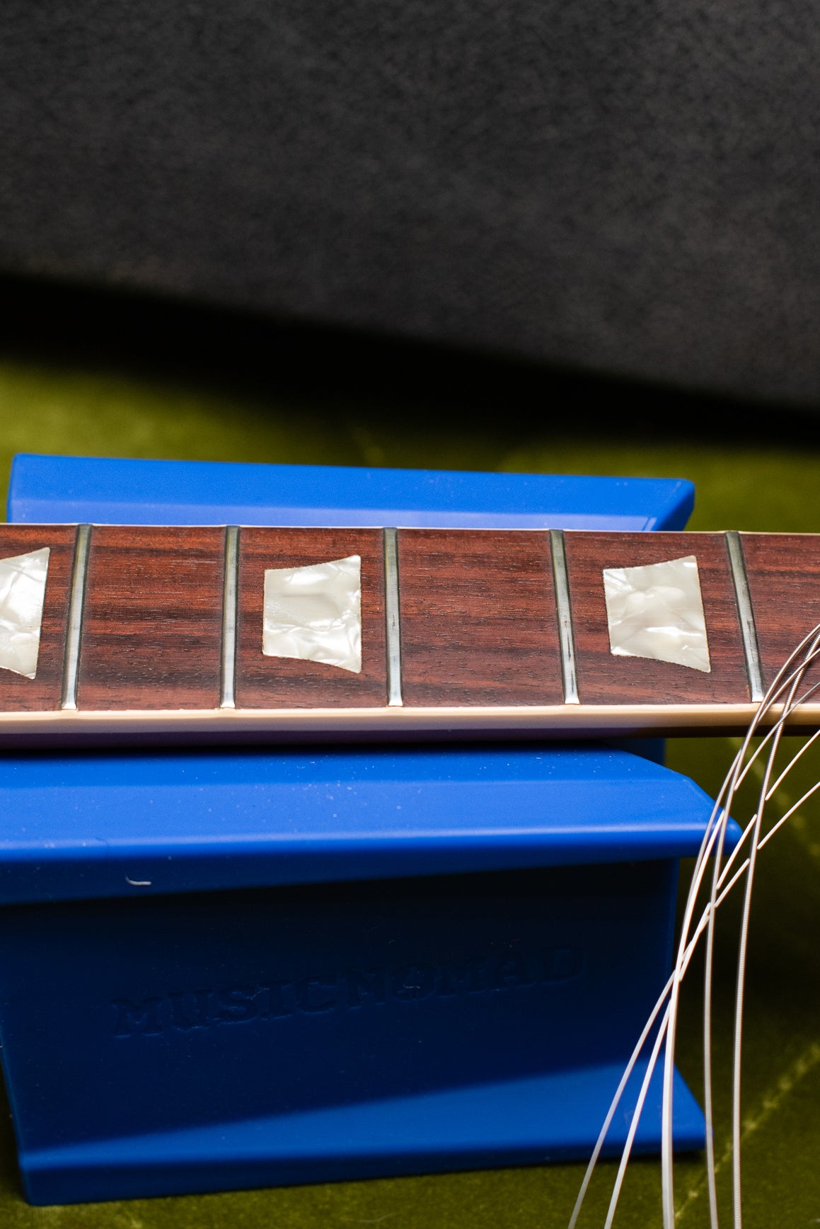 Trapezoid fretboard inlays, Vintage 1972 Gibson Les Paul Deluxe electric guitar