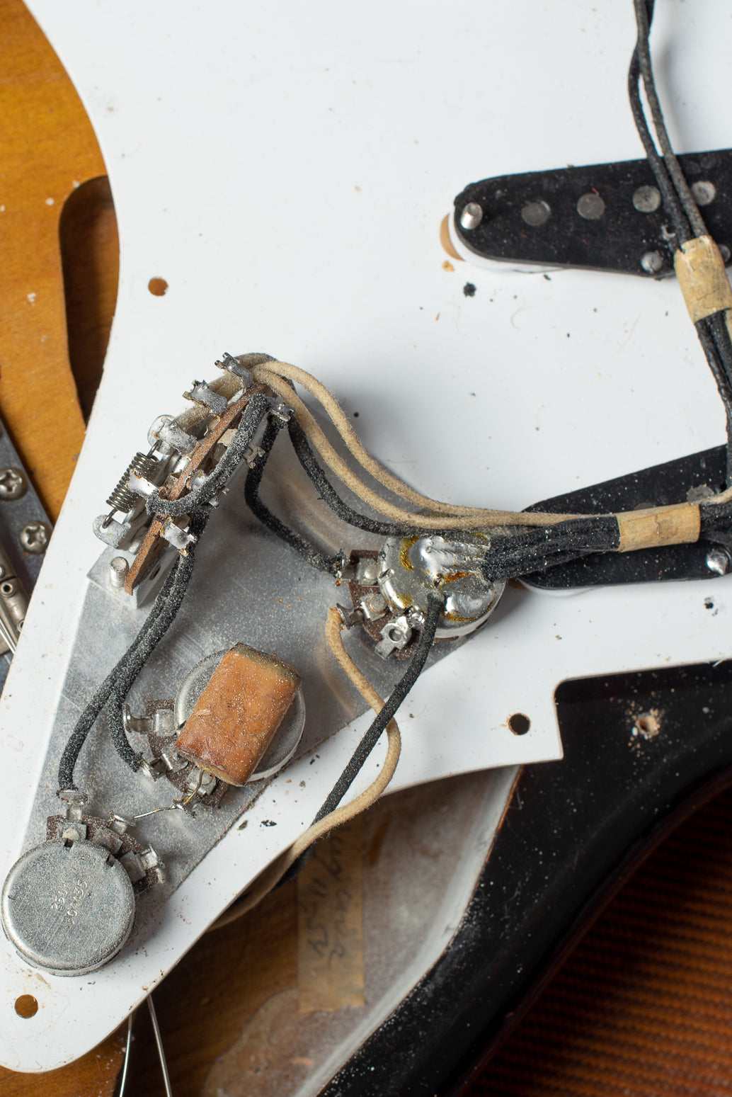 Fender Stratocaster 1954 switch, potentiometers with 304 435 code, capacitor