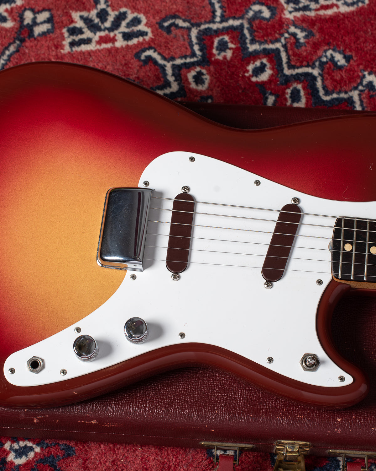 1962 Fender Duo Sonic guitar with white pickguard and two pickup