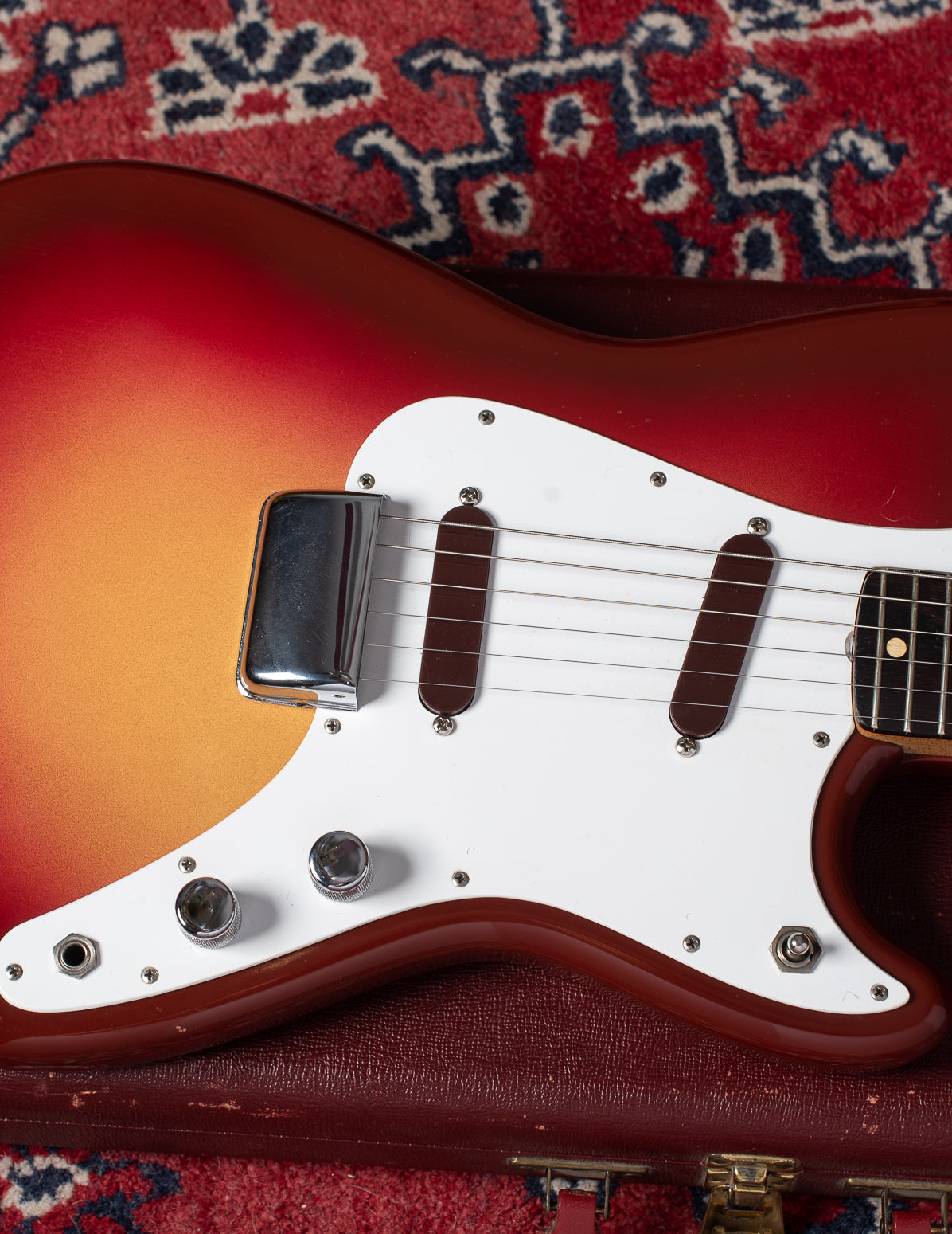 1962 Fender Duo Sonic guitar with white pickguard and two pickup