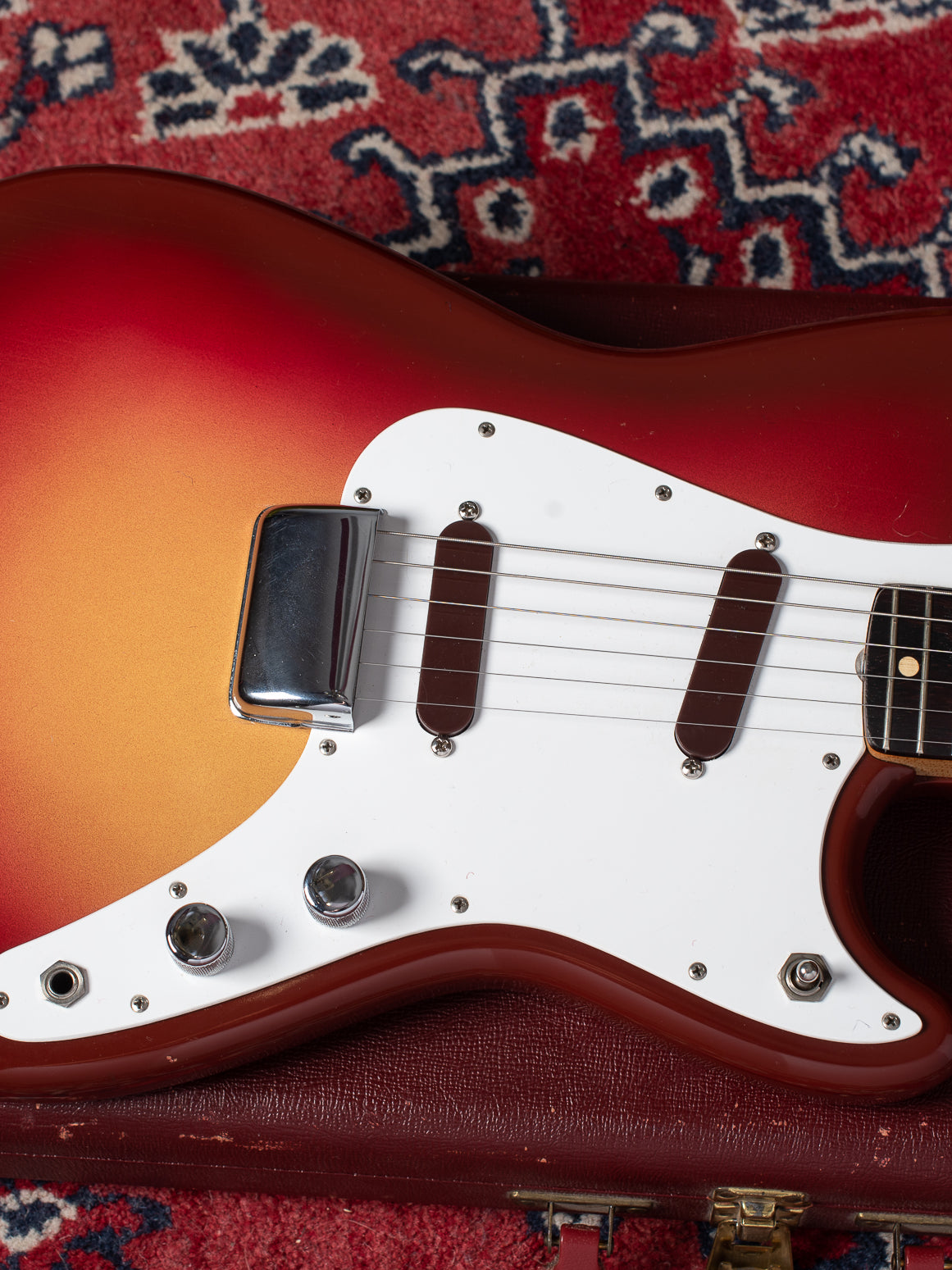 1962 Fender Duo Sonic guitar with white pickguard and two pickup