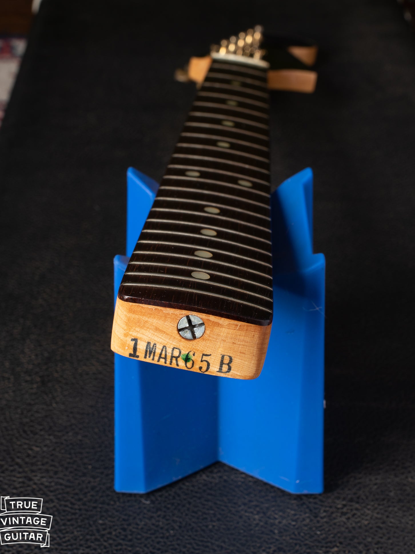 Neck heel date stamp of "1MAR65B"