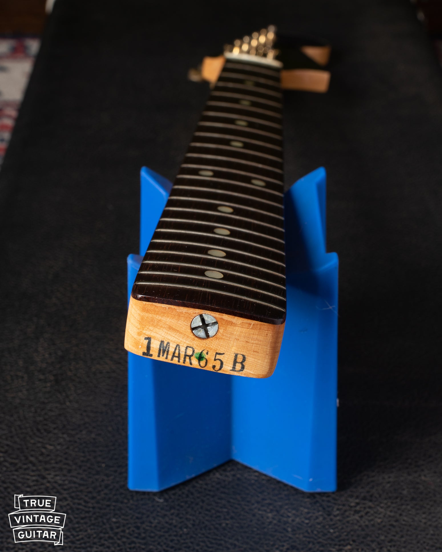 Neck heel date stamp of "1MAR65B"