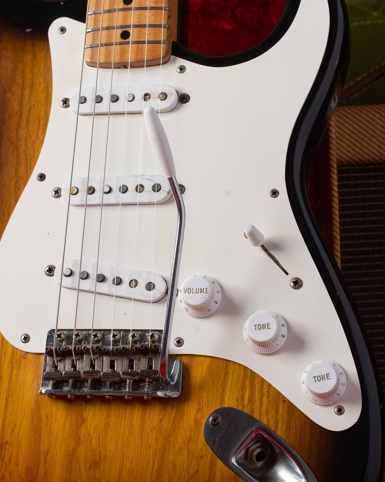 Pickguard and knobs on Fender Stratocaster 1954