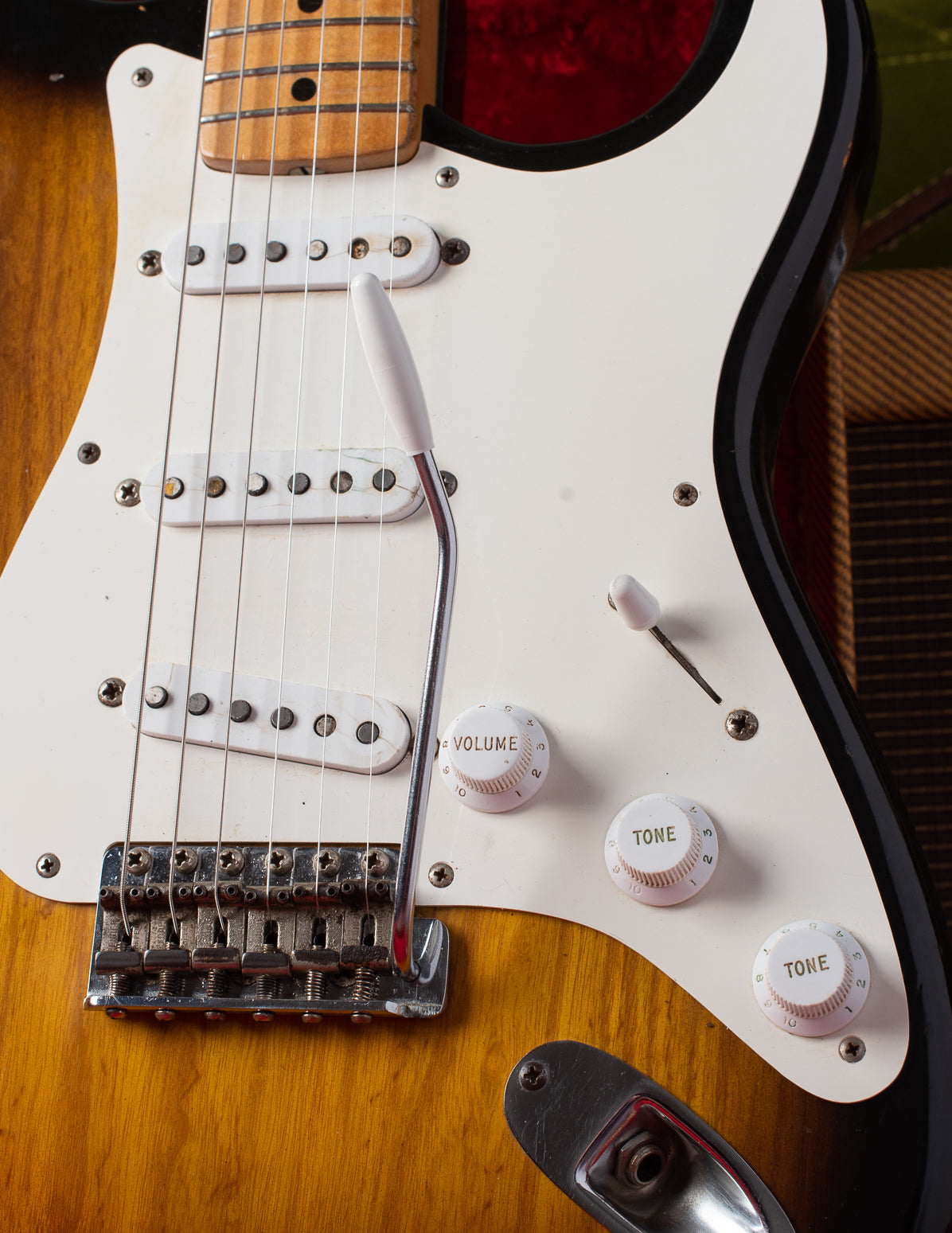 Pickguard and knobs on Fender Stratocaster 1954