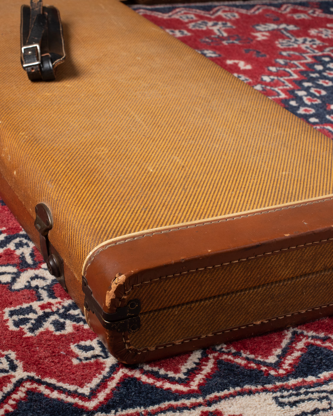 Tweed center pocket case with leather ends