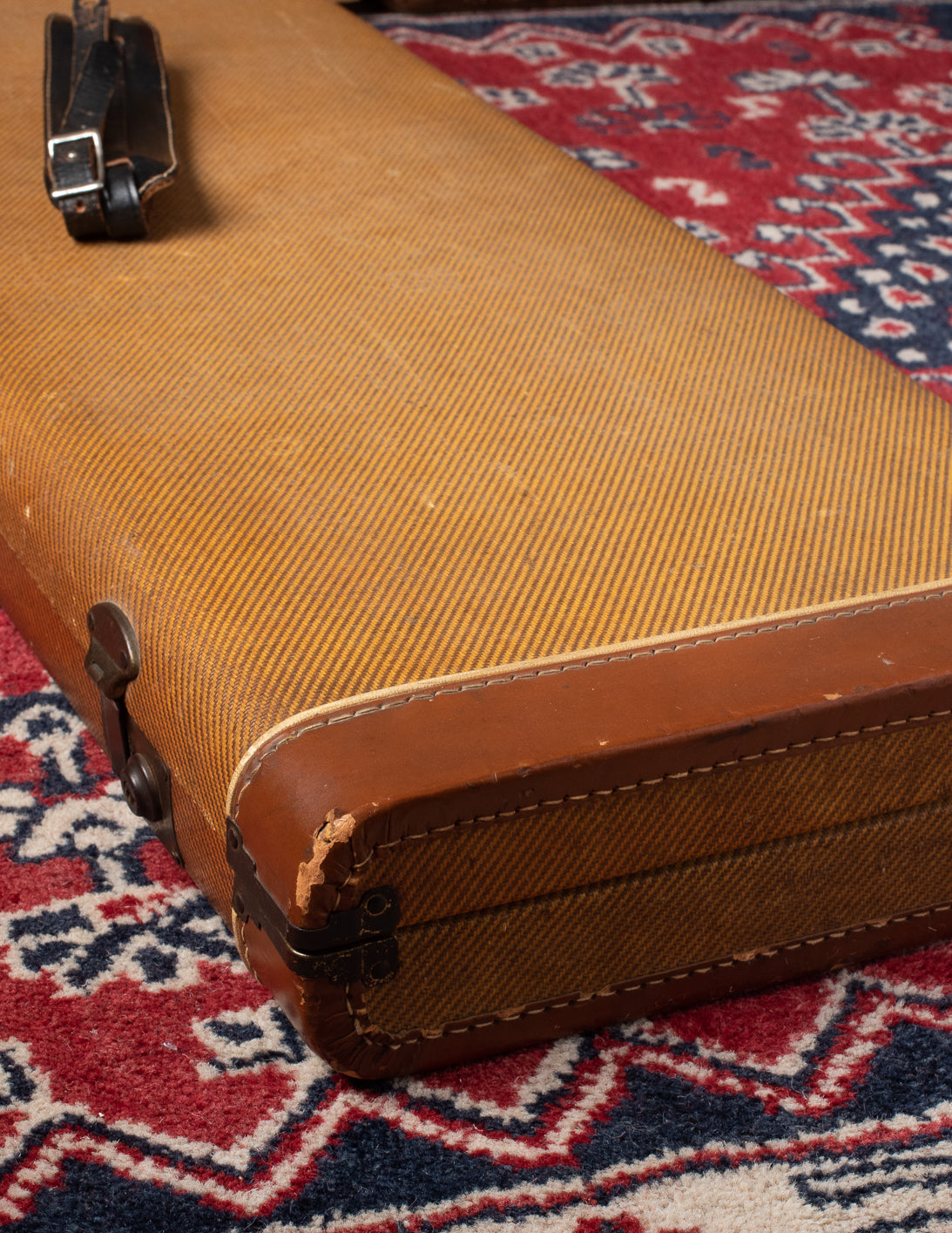 Tweed center pocket case with leather ends