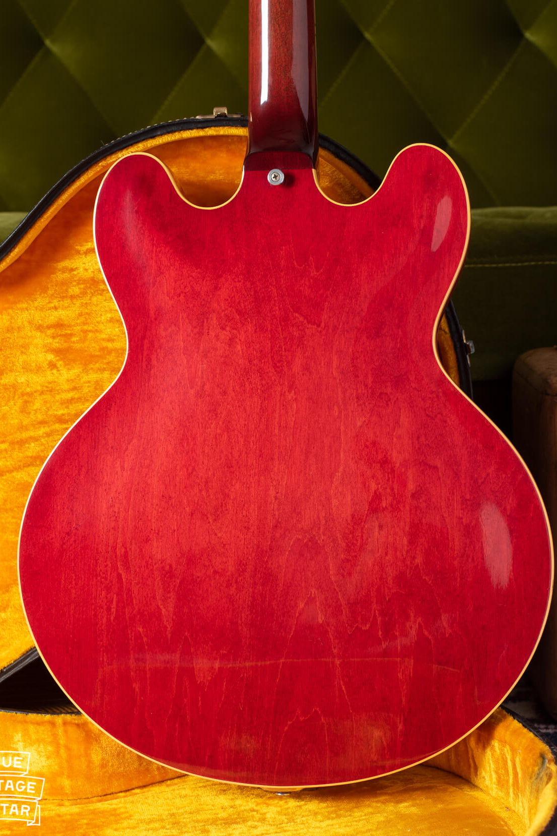 Back of the body of Gibson ES-335 1963 in yellow Lifton case