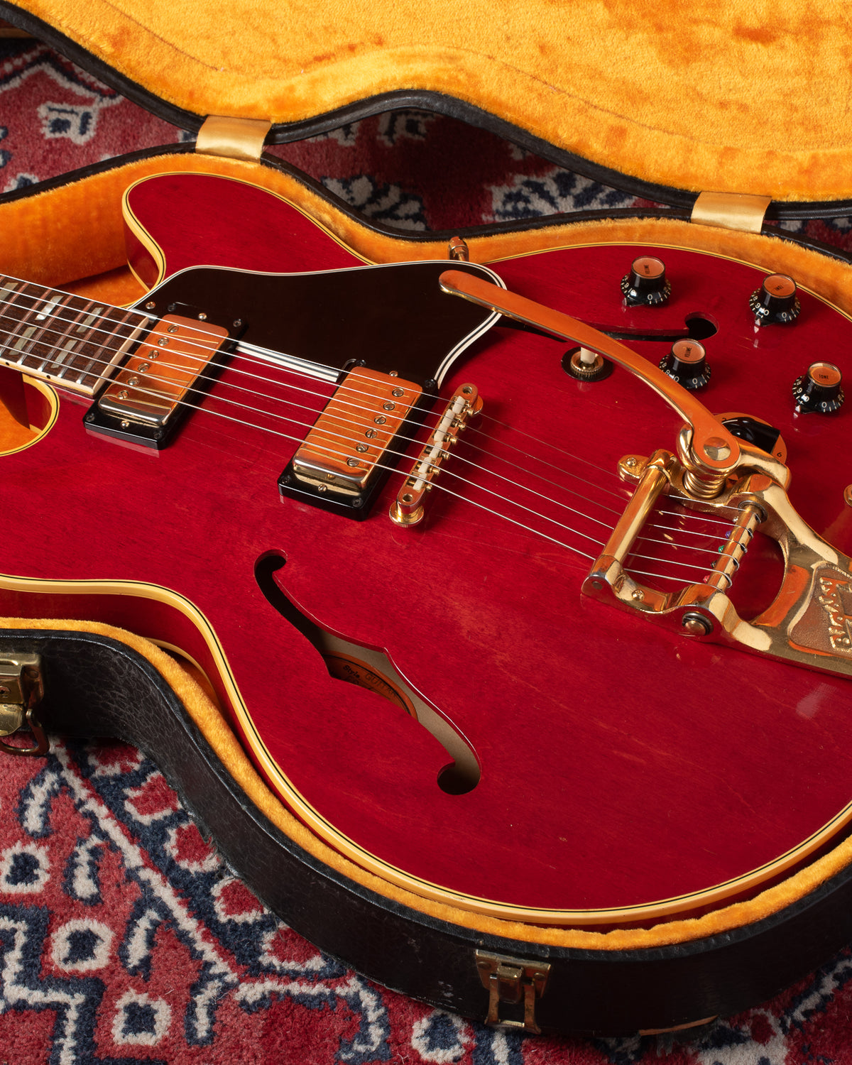 Gibson ES-345 1966 red with gold Bigbsy in black and yellow case