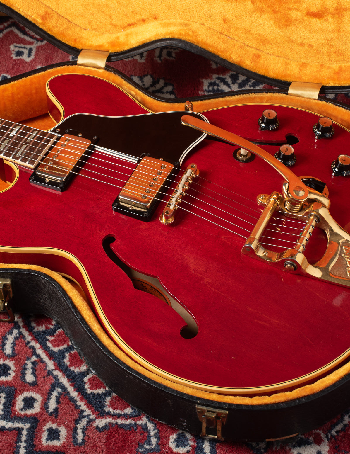 Gibson ES-345 1966 red with gold Bigbsy in black and yellow case
